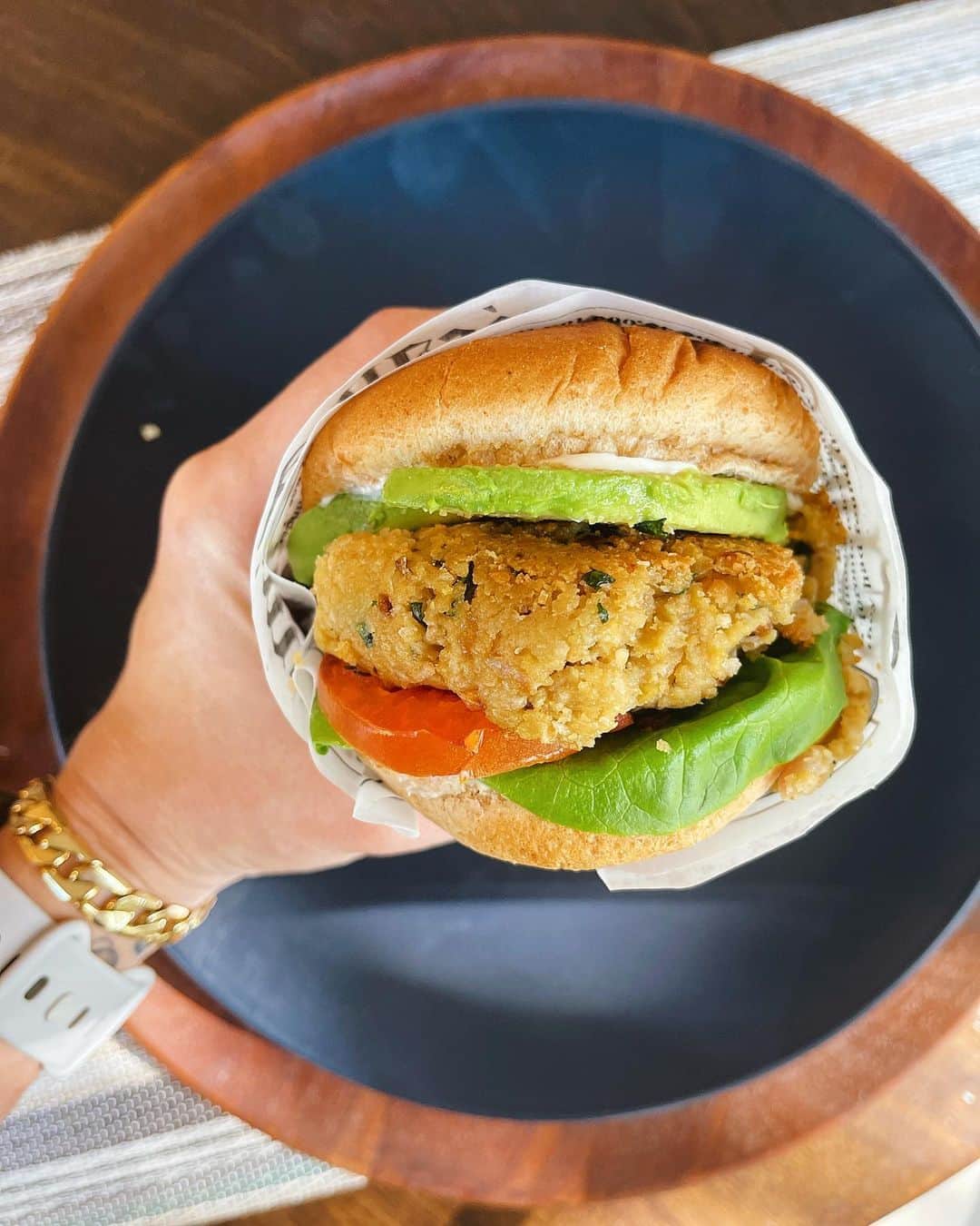 Sascha Barbozaさんのインスタグラム写真 - (Sascha BarbozaInstagram)「Hamburguesa Vegana! Esta receta quedó tan buena, y no sabía que foto poner así que puse todas las fotos! Es fácil de preparar y tiene mucho sabor! .  Ingredientes. 1 lata de garbanzos drenada, 15oz. 2-3 cucharadas de tahini. 1/2 cebolla pequeña. Use una roja. 1-2 dientes de ajo machados. 1/3 taza de harina de avena o pan rallado integral. 1/2 taza de cilantro.  1 cucharadita de comino.  Un poquito de picante, use tabasco.  Sal rosada y pimienta al gusto.   Primero sofríes la cebolla con el ajo y deja que se caramelicen un poco. Luego pasa el garbanzo por un procesador, manualmente luego agrega la crema de ajonjolí, pan rallado o avena pulverizada, condimentos, cilantro y picante. Haz las bolitas con mucho cuidado y Dora de cada lado las carnes veganas en la sartén.  . Puedes servir con pan integral de hamburguesa o utilizar hojas de lechuga o portobellos grandes pasados por la plancha en lugar de pan, le puse un poquito de mayonesa vegana, lechuga, tomate y aguacate. Deliiii」1月23日 3時39分 - saschafitness