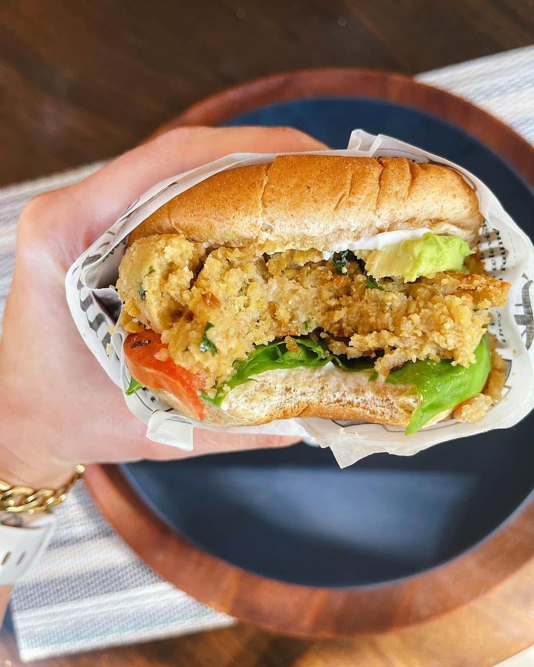 Sascha Barbozaさんのインスタグラム写真 - (Sascha BarbozaInstagram)「Hamburguesa Vegana! Esta receta quedó tan buena, y no sabía que foto poner así que puse todas las fotos! Es fácil de preparar y tiene mucho sabor! .  Ingredientes. 1 lata de garbanzos drenada, 15oz. 2-3 cucharadas de tahini. 1/2 cebolla pequeña. Use una roja. 1-2 dientes de ajo machados. 1/3 taza de harina de avena o pan rallado integral. 1/2 taza de cilantro.  1 cucharadita de comino.  Un poquito de picante, use tabasco.  Sal rosada y pimienta al gusto.   Primero sofríes la cebolla con el ajo y deja que se caramelicen un poco. Luego pasa el garbanzo por un procesador, manualmente luego agrega la crema de ajonjolí, pan rallado o avena pulverizada, condimentos, cilantro y picante. Haz las bolitas con mucho cuidado y Dora de cada lado las carnes veganas en la sartén.  . Puedes servir con pan integral de hamburguesa o utilizar hojas de lechuga o portobellos grandes pasados por la plancha en lugar de pan, le puse un poquito de mayonesa vegana, lechuga, tomate y aguacate. Deliiii」1月23日 3時39分 - saschafitness