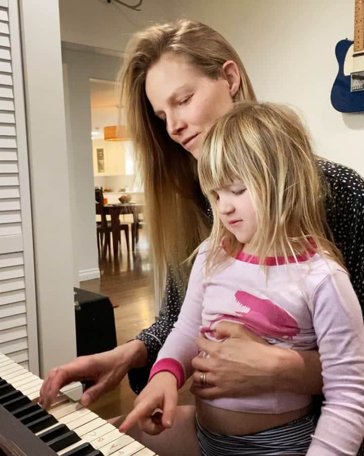 スヴィ・コポーネンのインスタグラム：「“Mommy are you going to finish playing your song after you wipe my butt?” Yes, darling, I think I will. 💕」