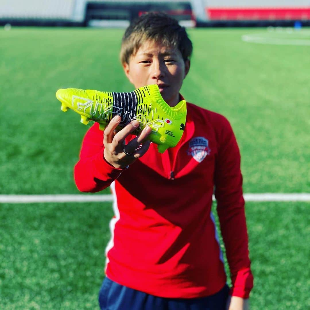 横山久美のインスタグラム：「Tr with new shoes！！！  🚨The game is on🚨 クレイジーにいこうぜ  #drivethemcrazy  #トラエテミロ  #futreZ @pumafootball_jp  @pumajapan」