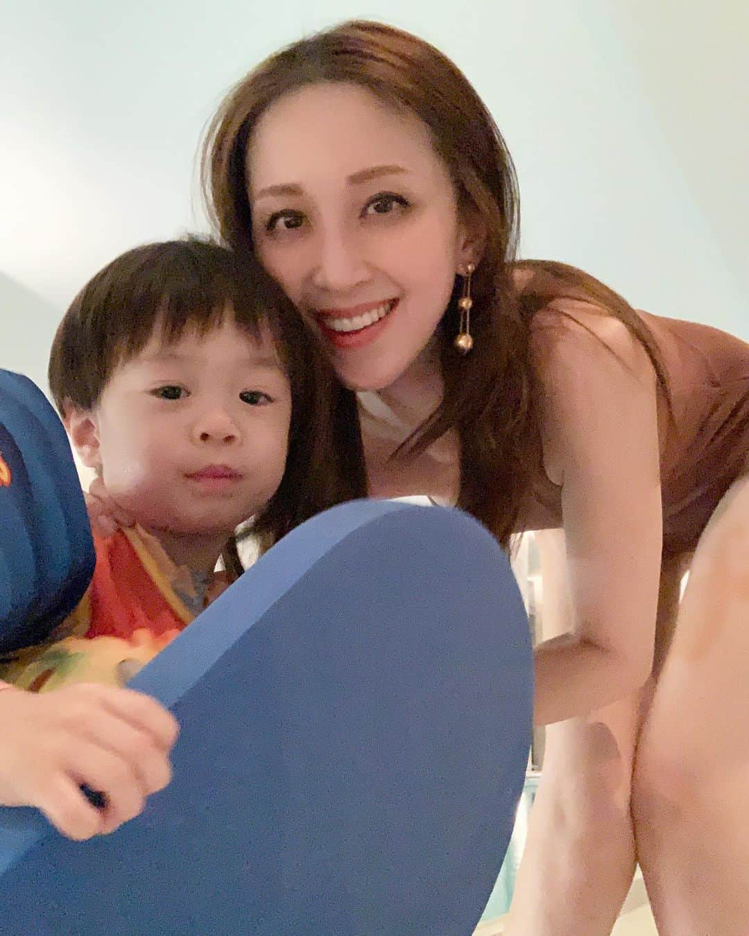 渡香奈さんのインスタグラム写真 - (渡香奈Instagram)「子供って本当に体力の限界を知らない…🥲散々スキー滑ってから夜毎日プール、チェックアウト前の朝もプール🏊‍♂️笑笑　しかしプールも綺麗すぎて感動もの✨ジャグジーが4つ？くらいあって私と控えめな次男はジャグジーを転々としながら、、のぼせてきてプールに移動とゆうルーティンで🐮お部屋もクローゼット広く、おトイレ２つあったり、洗面台の鏡がテレビだったり、ベッドもめちゃくちゃ快適で、温泉にプールにサウナにジムにウエアレンタルにゲレンデ真横なので完璧に全てが揃っていて、綺麗でお洒落で本当に素晴らしい完璧な旅行となりました✈️東京からなので迷惑かけないようかなり前から気をつけて気をつけて、、無事に冬休みの思い出を作れたことに感謝❄️ #2021 #parkhyattniseko #パークハイアットニセコ #niseko #ニセコ #プール #ジャグジー #ワンピース水着 #冬休み #冬のプール #ホテルライフ」1月23日 3時45分 - kanarina1261