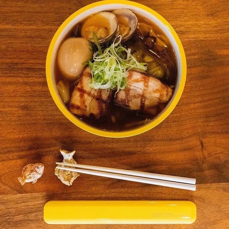 TAKENAKA BENTO BOXのインスタグラム：「*Give Close* 🍜GIVEAWAY Alert!🍜⁠ NYC! We’ve teamed up with @shuya_cafe_de_ramen⁠ to bring you flavorful tasty ramen. 😊🍜(Sorry this GIVEAWAY is limited to who can come by to have the prizes including our bento at their place...)⁠ ⁠ .⁠ Chef Shuya Miyawaki, offers flavorful, tasty NO MSG Ramen made with quality ingredients. His signature, Shuya Ramen, can be eaten up to an empty bowl thanks to the rich broth of chicken, fish, and clams.⁠ ⁠ We’re giving away a Shuya Ramen by @shuya_cafe_de_ramen⁠  AND a bento bowl and our chopsticks with a case set from to 1 winner!⁠⁠ How to enter⬇️⁠ 🍜 Like this post.⁠ 🍜 Make sure to follow→ @takenakabento and @shuya_cafe_de_ramen⁠ 🍜 Comment on this post and tag a friend who would like to eat Shuya’s Ramen :)⁠ For extra entries, tag this picture in your story!⁠ .⁠ Enter by 25th Jan at 11:59 PM EST to be considered! The winner will be announced on Tuesday 26th Jan through IG post/story and a private DM.⁠ .⁠ Link in bio for more story about Shuya and his experimental ramen shop in Queens, NY!⁠ .⁠ .⁠ As per Instagram rules, this promotion is in no way sponsored, administered, or associated with Instagram, Inc. By entering, entrants confirm that they are 13+ years of age, release Instagram of responsibility, and agree to Instagram's terms of use.⁠」