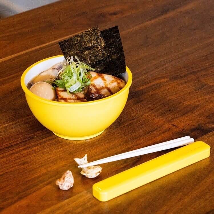 TAKENAKA BENTO BOXさんのインスタグラム写真 - (TAKENAKA BENTO BOXInstagram)「*Give Close* 🍜GIVEAWAY Alert!🍜⁠ NYC! We’ve teamed up with @shuya_cafe_de_ramen⁠ to bring you flavorful tasty ramen. 😊🍜(Sorry this GIVEAWAY is limited to who can come by to have the prizes including our bento at their place...)⁠ ⁠ .⁠ Chef Shuya Miyawaki, offers flavorful, tasty NO MSG Ramen made with quality ingredients. His signature, Shuya Ramen, can be eaten up to an empty bowl thanks to the rich broth of chicken, fish, and clams.⁠ ⁠ We’re giving away a Shuya Ramen by @shuya_cafe_de_ramen⁠  AND a bento bowl and our chopsticks with a case set from to 1 winner!⁠⁠ How to enter⬇️⁠ 🍜 Like this post.⁠ 🍜 Make sure to follow→ @takenakabento and @shuya_cafe_de_ramen⁠ 🍜 Comment on this post and tag a friend who would like to eat Shuya’s Ramen :)⁠ For extra entries, tag this picture in your story!⁠ .⁠ Enter by 25th Jan at 11:59 PM EST to be considered! The winner will be announced on Tuesday 26th Jan through IG post/story and a private DM.⁠ .⁠ Link in bio for more story about Shuya and his experimental ramen shop in Queens, NY!⁠ .⁠ .⁠ As per Instagram rules, this promotion is in no way sponsored, administered, or associated with Instagram, Inc. By entering, entrants confirm that they are 13+ years of age, release Instagram of responsibility, and agree to Instagram's terms of use.⁠」1月23日 3時46分 - takenakabento