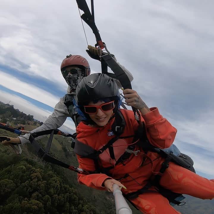 SITA ABELLANのインスタグラム：「fear flying on top of Medellin with vertigo 🥴 😂」