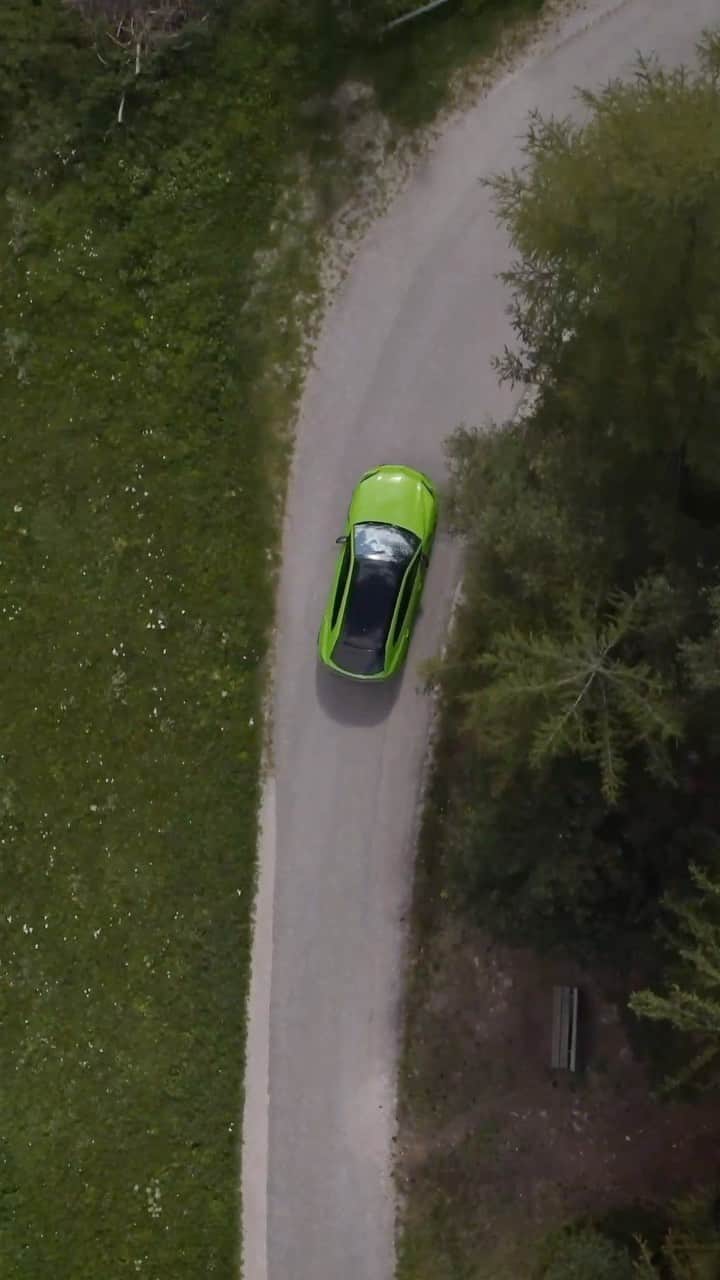 ランボルギーニのインスタグラム：「Travel unlocks beauty. That’s part of what @lucabracaliphotographer does. He drove our Urus to the Dolomites, telling us more about his work and what thrills him the most.   #Urus #UnlockAnyRoad」