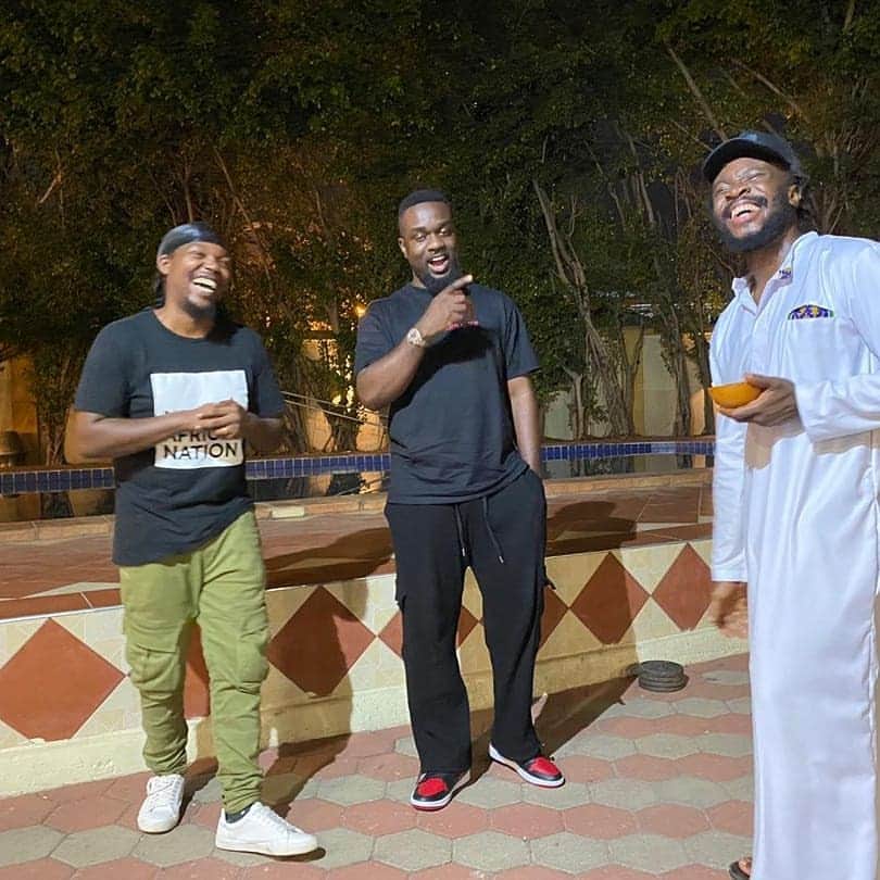 Fuse ODGさんのインスタグラム写真 - (Fuse ODGInstagram)「A thread @sarkodie @mrhackett1.  🇬🇭 raa raa raah vibesssssss」1月23日 3時50分 - fuseodg