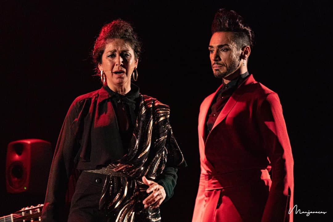 DeFlamenco.comさんのインスタグラム写真 - (DeFlamenco.comInstagram)「Ayer disfrutamos mucho viendo y fotografiando el espectáculo "Amar bailando" de @amador.rojas.2021 en el @teatro_real de Madrid.  Con @inmalacar @antoniajimenez_guitar @sergiodelope y en la percusión (?). Dentro del ciclo Flamenco Real.   En la portada de nuestra web un extracto en video.   https://www.deflamenco.com/revista/galeria/amador-rojas-amar-bailando-en-flamenco-real.html  #deflamenco #flamenco #baileflamenco #fotoflamenco  📷 @manjavacas.flamenco」1月23日 3時51分 - deflamenco