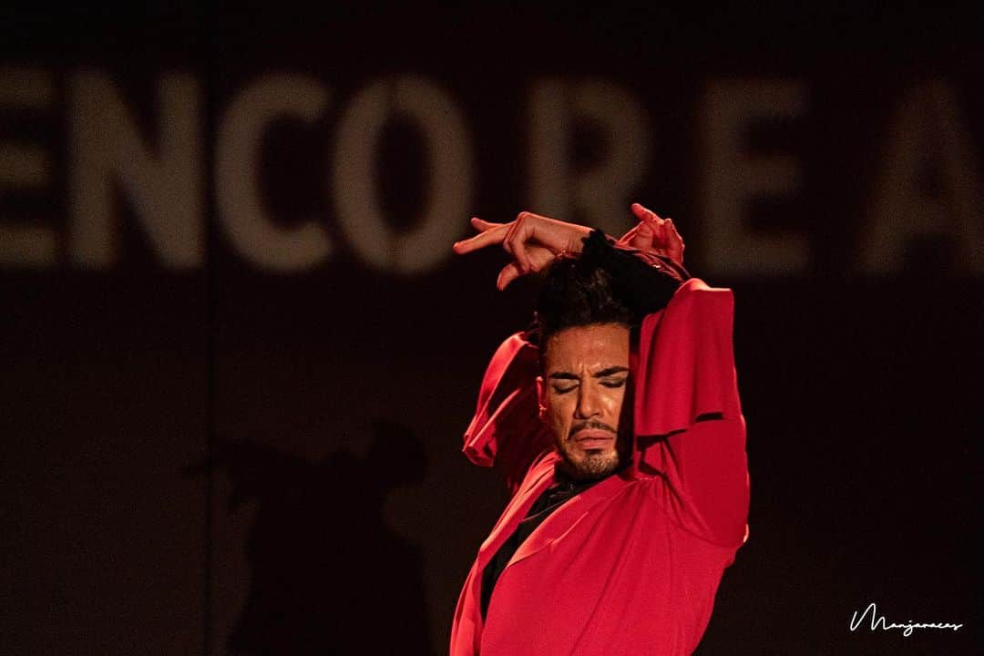 DeFlamenco.comさんのインスタグラム写真 - (DeFlamenco.comInstagram)「Ayer disfrutamos mucho viendo y fotografiando el espectáculo "Amar bailando" de @amador.rojas.2021 en el @teatro_real de Madrid.  Con @inmalacar @antoniajimenez_guitar @sergiodelope y en la percusión (?). Dentro del ciclo Flamenco Real.   En la portada de nuestra web un extracto en video.   https://www.deflamenco.com/revista/galeria/amador-rojas-amar-bailando-en-flamenco-real.html  #deflamenco #flamenco #baileflamenco #fotoflamenco  📷 @manjavacas.flamenco」1月23日 3時51分 - deflamenco