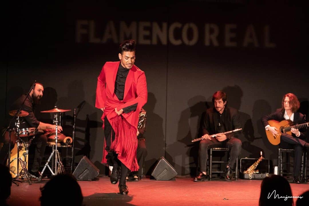 DeFlamenco.comさんのインスタグラム写真 - (DeFlamenco.comInstagram)「Ayer disfrutamos mucho viendo y fotografiando el espectáculo "Amar bailando" de @amador.rojas.2021 en el @teatro_real de Madrid.  Con @inmalacar @antoniajimenez_guitar @sergiodelope y en la percusión (?). Dentro del ciclo Flamenco Real.   En la portada de nuestra web un extracto en video.   https://www.deflamenco.com/revista/galeria/amador-rojas-amar-bailando-en-flamenco-real.html  #deflamenco #flamenco #baileflamenco #fotoflamenco  📷 @manjavacas.flamenco」1月23日 3時51分 - deflamenco