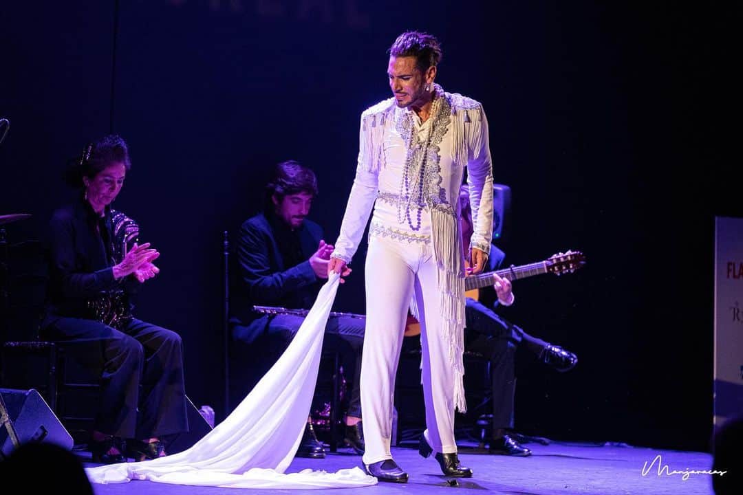DeFlamenco.comさんのインスタグラム写真 - (DeFlamenco.comInstagram)「Ayer disfrutamos mucho viendo y fotografiando el espectáculo "Amar bailando" de @amador.rojas.2021 en el @teatro_real de Madrid.  Con @inmalacar @antoniajimenez_guitar @sergiodelope y en la percusión (?). Dentro del ciclo Flamenco Real.   En la portada de nuestra web un extracto en video.   https://www.deflamenco.com/revista/galeria/amador-rojas-amar-bailando-en-flamenco-real.html  #deflamenco #flamenco #baileflamenco #fotoflamenco  📷 @manjavacas.flamenco」1月23日 3時51分 - deflamenco