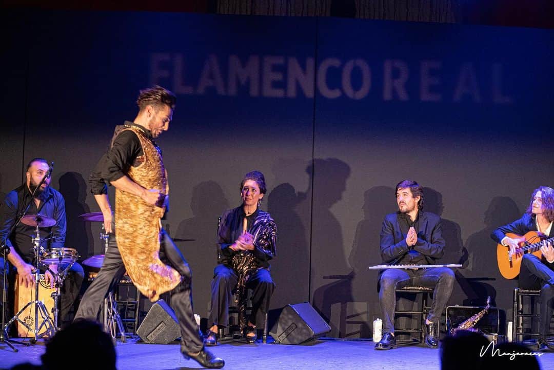 DeFlamenco.comさんのインスタグラム写真 - (DeFlamenco.comInstagram)「Ayer disfrutamos mucho viendo y fotografiando el espectáculo "Amar bailando" de @amador.rojas.2021 en el @teatro_real de Madrid.  Con @inmalacar @antoniajimenez_guitar @sergiodelope y en la percusión (?). Dentro del ciclo Flamenco Real.   En la portada de nuestra web un extracto en video.   https://www.deflamenco.com/revista/galeria/amador-rojas-amar-bailando-en-flamenco-real.html  #deflamenco #flamenco #baileflamenco #fotoflamenco  📷 @manjavacas.flamenco」1月23日 3時51分 - deflamenco