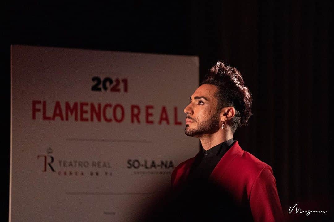 DeFlamenco.comのインスタグラム：「Ayer disfrutamos mucho viendo y fotografiando el espectáculo "Amar bailando" de @amador.rojas.2021 en el @teatro_real de Madrid.  Con @inmalacar @antoniajimenez_guitar @sergiodelope y en la percusión (?). Dentro del ciclo Flamenco Real.   En la portada de nuestra web un extracto en video.   https://www.deflamenco.com/revista/galeria/amador-rojas-amar-bailando-en-flamenco-real.html  #deflamenco #flamenco #baileflamenco #fotoflamenco  📷 @manjavacas.flamenco」