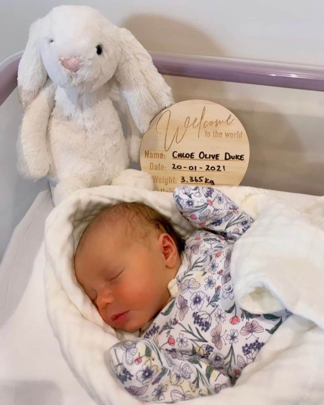 ミッチェル・デュークのインスタグラム：「Welcome to the world Baby girl  😍 Chloe Olive Duke 💗  Daddy can’t wait to meet you! Brutal reality having to see you for the first time through a screen and not knowing exactly when I will get to hold you for the first time 😢 but so proud of my amazing wife @charlottevduke going through soo much for our family giving us two perfect little babies one gorgeous little man and one beautiful little girl! I now have two perfect girls in my life ❤️ Luckiest man in the world! Can’t wait to be with my perfect little family again 🙏🏼」