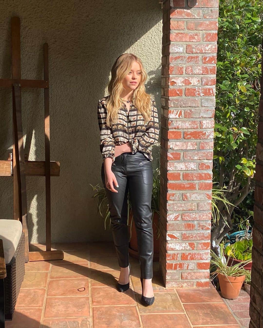 ジェイド・ペティージョンさんのインスタグラム写真 - (ジェイド・ペティージョンInstagram)「🖤Big Sky Virtual Press🤍  Hair: @bykileyfitz  Makeup: @thetonyabrewer  Color: @colorbymattrez  Style: @styledbyfranzy   Top-  @lagencefashion  Pants- @rebeccaminkoff  Necklace- @traceenicholsjewelry  Shoes- @vincecamuto」1月23日 3時54分 - jadepettyjohn_official