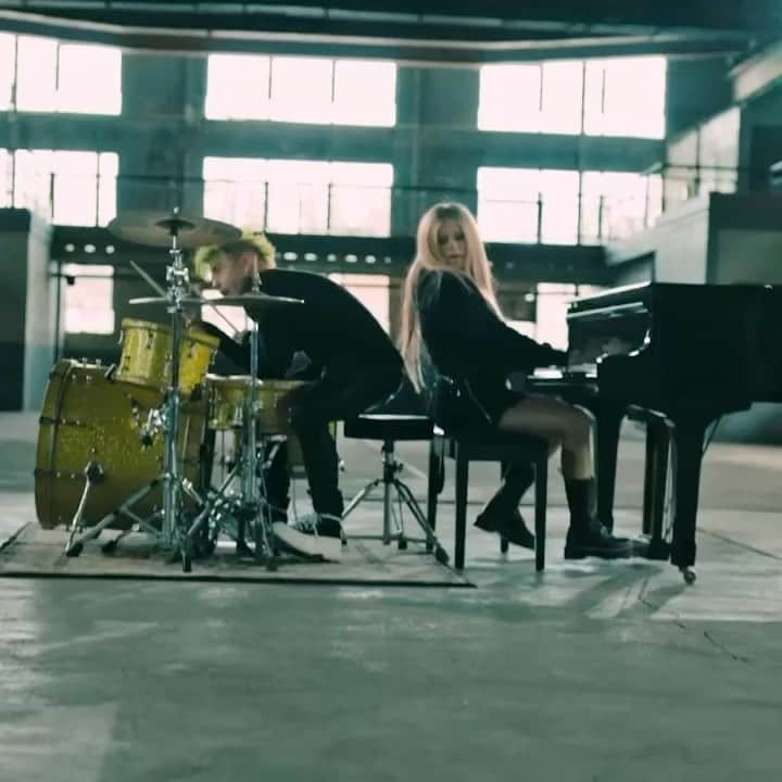 ジョン・フェルドマンのインスタグラム：「@avrillavigne and @modsun you KILLED this video!! So amazing!! Love it. Link in bio. Directed by @modsun. Love you guys!! #flames @bignoise」