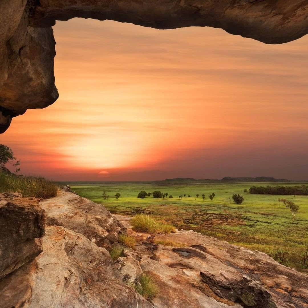 Australiaさんのインスタグラム写真 - (AustraliaInstagram)「Is anybody else feeling some serious Lion King vibes?! 🦁 Gazing at this stunning sunset over the floodplains of @kakadutourism with @national_travel_australia makes us want to book in a @ntaustralia adventure...ASAP! This magical part of our country is a three-hour drive east of #Darwin and is home to Aboriginal rock art dating back 20,000 years. Take the Nourlangie Rock Art Walk, listen to dreamtime stories at Anbangbang Gallery, or climb to where this shot was taken at Nadab Lookout in #Ubirr to see some amazing art sites (not to mention the 😍 view). Want to know more about this dreamy destination? Head to the link in our bio for our ultimate guide to Kakadu. #seeaustralia #NTaustralia #HolidayHereThisYear」1月23日 4時00分 - australia