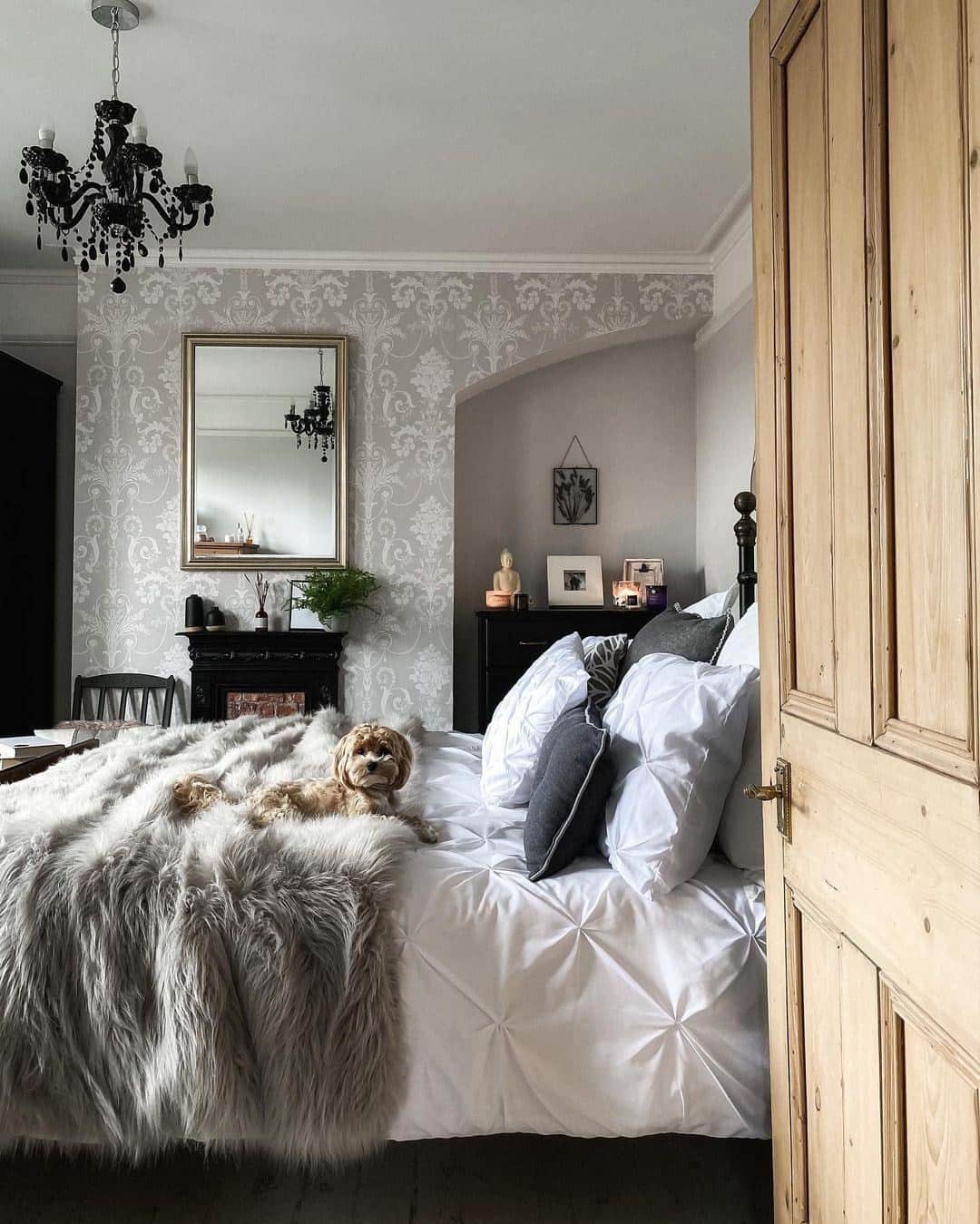 ローラアシュレイのインスタグラム：「A Laura Ashley signature print and a timeless classic... We are delighted to let you know that the gorgeous Josette will be returning for Spring 2021. ⁣ ⁣ Is this Josette a favourite of yours?⁣ ⁣ #LauraAshleyPrints ⁣ 📷 by @corner.farmhouse」