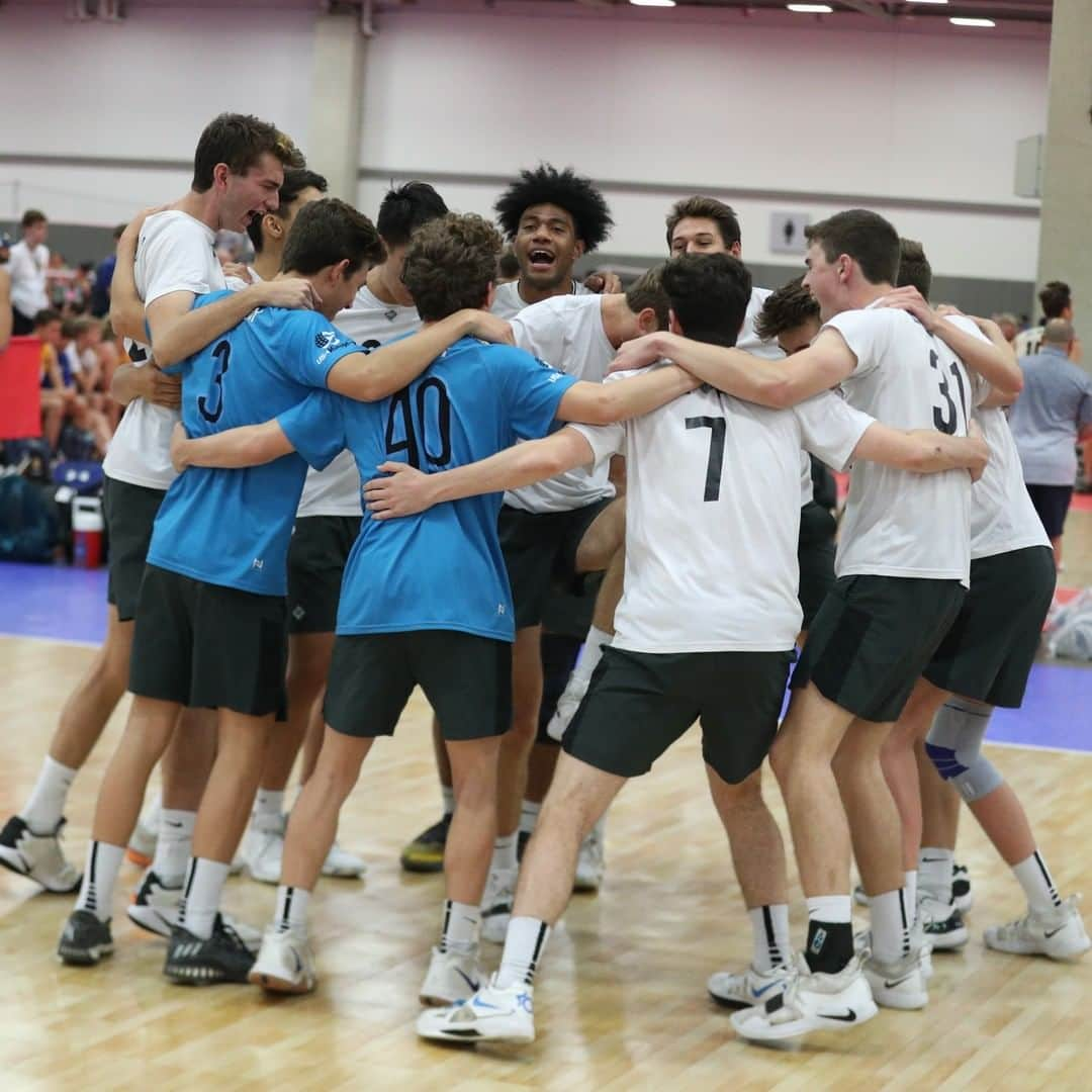 USA Volleyballさんのインスタグラム写真 - (USA VolleyballInstagram)「Who's playing volleyball this weekend?! Tag your teammates! ✌️  Good luck to everyone competing in the Florida Fest tournament and Florida Girls 18s National Qualifier in Orlando and both the Boys and Girls Winter Volleyball Championships in Indianapolis! 🎉」1月23日 4時00分 - usavolleyball