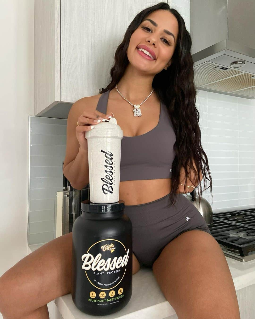 Katya Elise Henryさんのインスタグラム写真 - (Katya Elise HenryInstagram)「Still deciding if Vegan Protein is for you? Well I put together some facts for you beautiful people! <3  ⁃Blessed Protein is dairy/lactose free. Whey Proteins are not. ⁃Blessed Protein is alkalising at pH 7.8 for improved recovery and energy. Whey Proteins are acidic. ⁃ Blessed Protein has a comparable amino acid profile including all essential amino acids ⁃Blessed Protein is low GI and Low Carb, making it ideal for supporting weight loss ⁃Blessed Protein has an all-natural great taste Does the job right and is better for you <3 * go to www.ehplabs.com and use KATYA10 for $ off. @blessedprotein  - - OUTFIT coming to @workouts_by_katya in just 4 days 👽」1月23日 4時03分 - katyaelisehenry