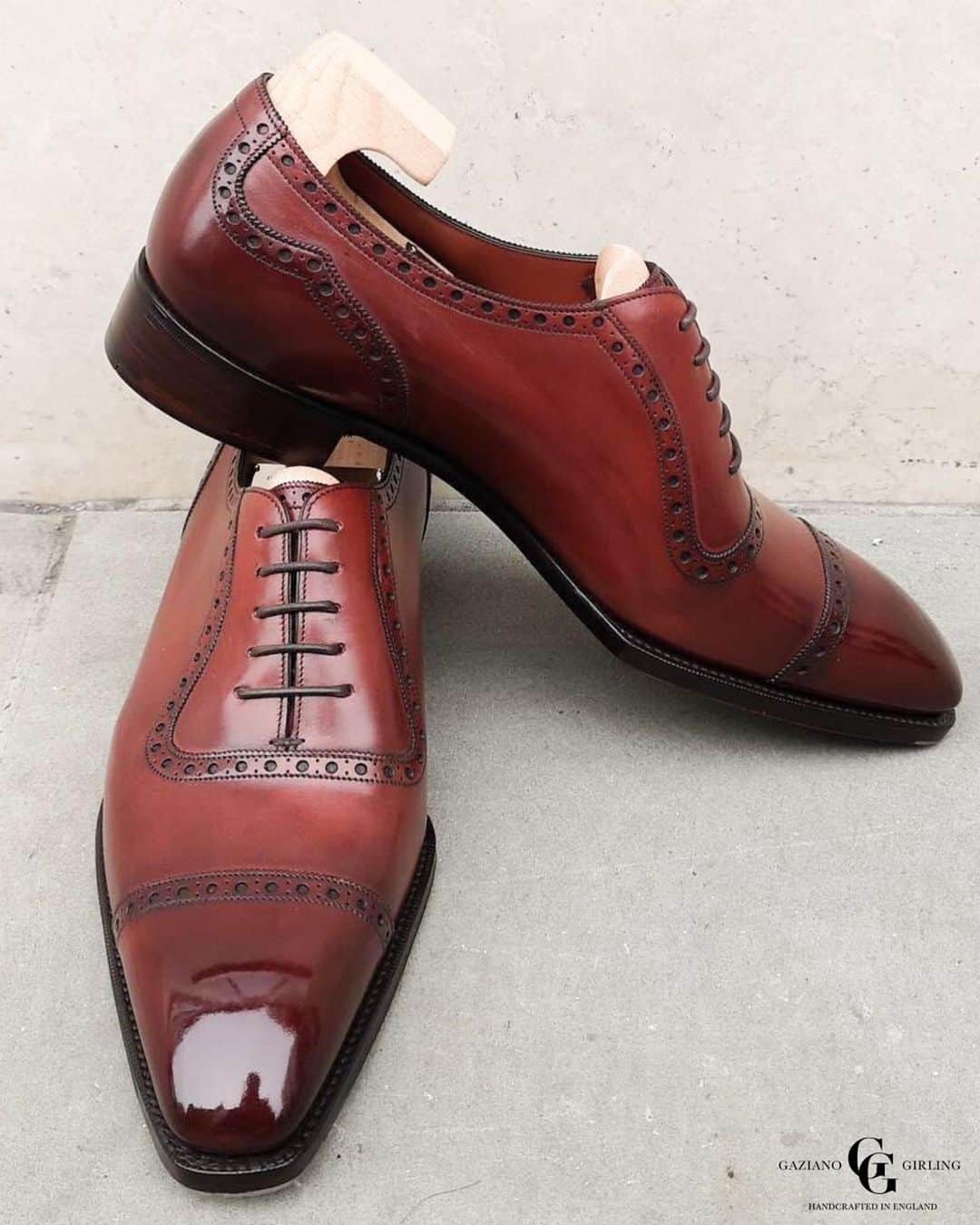 ガジアーノ&ガーリングのインスタグラム：「St James 2 looking great on the square Deco last in the vintage cherry calf. What would you wear them with? . . . . . . . . . .  #menstyle #classicshoes #elegantshoes #handwelted #handmadeshoes #classicfootwear #stylish #shoemaker #mensfootwear #bespokemakers #fashion #brspokemakers #bespokeshoes #mensfashion #madeinengalnd  #mensshoes #menswear #shoesoftheday #shoestagram #shoestyle #shoeporn #shoes」