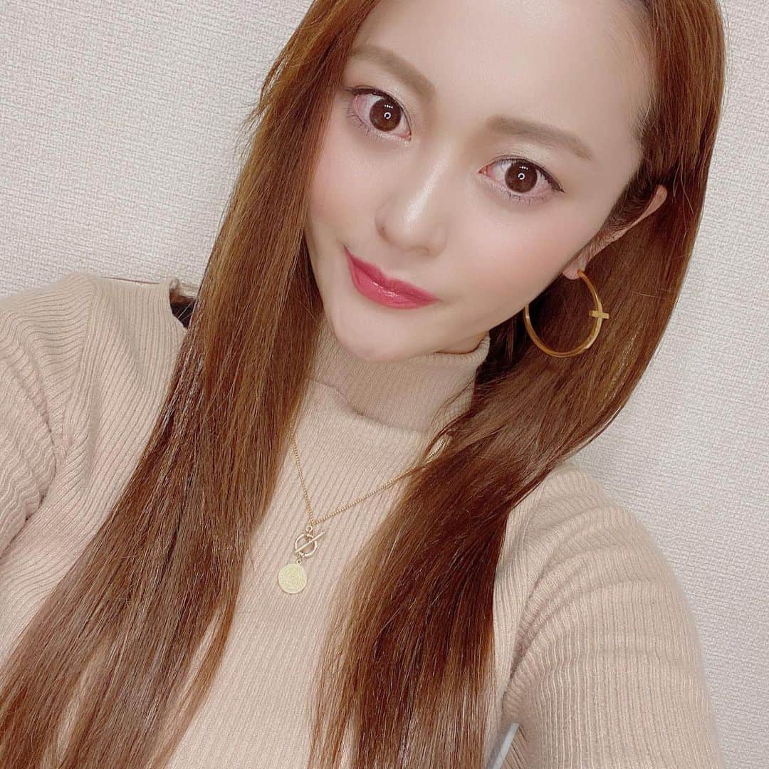 三上玲奈のインスタグラム：「投稿するの忘れてたけど、私が　@apollobeautyclinic  でプチ整形した箇所は鼻先です❤️  まあ、アプリに整形されてるから、前の写真と見比べてもわかりにくいけどww  2個前のビール持ってる投稿と比べて見てね😚  1年ぐらい持つ硬いヒアルロン酸入れました⭐️ 施術時間は5分ぐらい？ ちょっと痛いぐらいかなw  最初にリスクについて説明してくれたのですが、怖すぎてビビりまくりw  患者に納得させる為ですし、その方が医者を信頼できます。 そして本当に納得して、自分の意思で施術に挑めます😄  でも…ほんのほんのわずかな失敗の可能性にビビりまくった私は…  間違いが起きないように、ちょっとでも痛ければ痛いと騒いでましたw  まあそんなこんなで無事終わりました🙃  本人は結構変わったし良くなったと思ってるけど、みんなにわからないって言われます🤣  なんなら鼻が丸いの目立つって言われたw  自然に変わらなきゃ嫌だったので成功だけど、そこまで誰もわからないと意味がない？  いや、今後…なんか可愛くなった！と思われるかも？笑笑  この後1年後効果がなくなる時ぐらいに鼻を今後どうするかかんがえます🤗  今のところ満足‼️  みんなにいじったのは目だと思ったと言われたけど、なんでだ？😂  ただ目に関しては、生きてたら左右二重の幅が左右違くなってしまったのが気になるので、仕事が安定して、ダウンタイムの時間もとれれば目をメンテナンスしたいです。  仕事がないと美への興味が薄れる私ですが頑張ります😂  #三上玲奈　#プチ整形　#鼻整形　#ヒアルロン酸　#美意識　#自然な整形　#モデル」