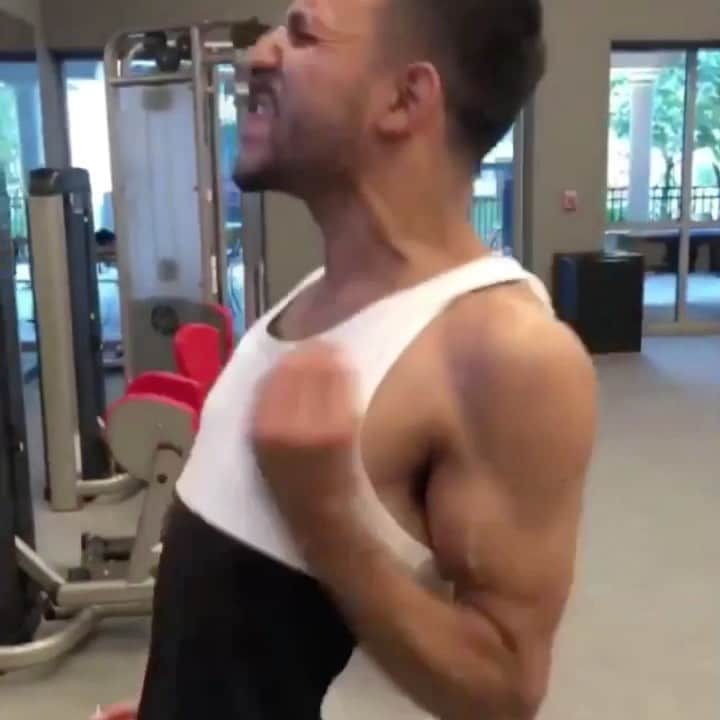 Anwar Jibawiのインスタグラム：「Always start small 💪🏼 (tag a weak friend)」