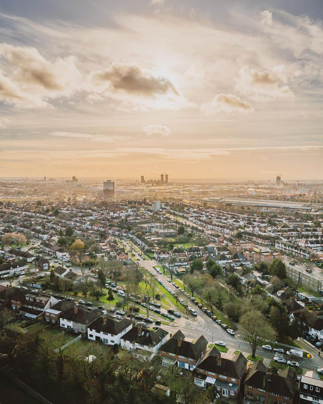 @LONDON | TAG #THISISLONDONさんのインスタグラム写真 - (@LONDON | TAG #THISISLONDONInstagram)「🌅 @MrLondon with today’s sunset 🌇 taken from @WembleyParkLDN and looking out over #WestLondon! 😻 The winter means the sun is low in the sky these days, and it often appears to be in the wrong position! ☺️ The sun also starts heading down at 3.30pm which is too early for my liking. But the light is lovely and I was surprised at how lush and green London was looking today!? 😍 Sure, the trees are mostly naked, but the grass seems to be doing very well! 💚 Hope you like x ❤️ x   ___________________________________________  #thisislondon #lovelondon #london #londra #londonlife #londres #uk #visitlondon #british #🇬🇧 #wembley #wembleypark #londonview #londonvibes #londonviewpoints」1月23日 4時18分 - london