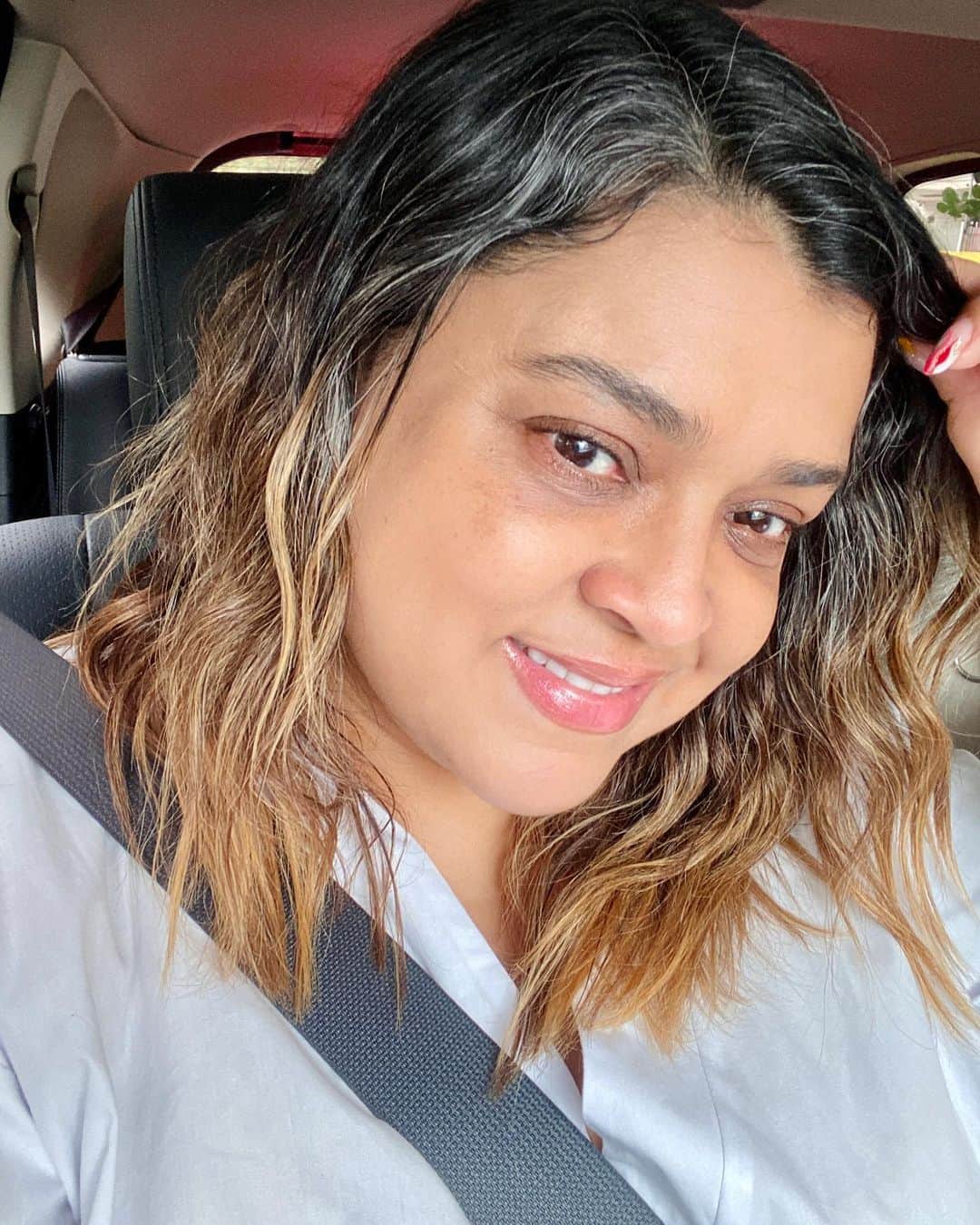 Preta Gilさんのインスタグラム写真 - (Preta GilInstagram)「Do nada um book de fotos no carro só pra mostrar minhas ondas no cabelo depois que usei @gebeauty da minha amiga @camilacoutinho estou apaixonada pela marca !!! #ondasdapreta #cabelodapreta」1月23日 4時19分 - pretagil
