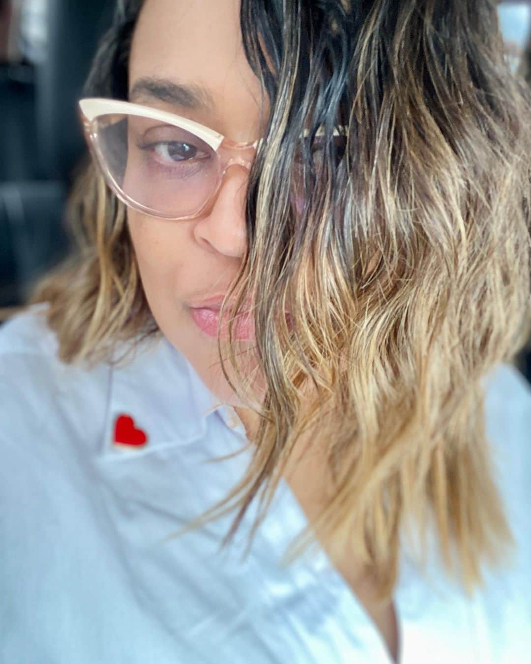 Preta Gilさんのインスタグラム写真 - (Preta GilInstagram)「Do nada um book de fotos no carro só pra mostrar minhas ondas no cabelo depois que usei @gebeauty da minha amiga @camilacoutinho estou apaixonada pela marca !!! #ondasdapreta #cabelodapreta」1月23日 4時19分 - pretagil