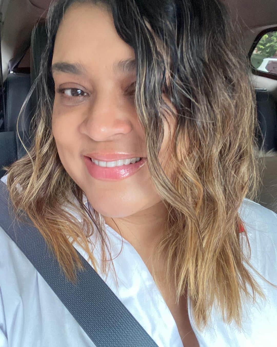 Preta Gilさんのインスタグラム写真 - (Preta GilInstagram)「Do nada um book de fotos no carro só pra mostrar minhas ondas no cabelo depois que usei @gebeauty da minha amiga @camilacoutinho estou apaixonada pela marca !!! #ondasdapreta #cabelodapreta」1月23日 4時19分 - pretagil