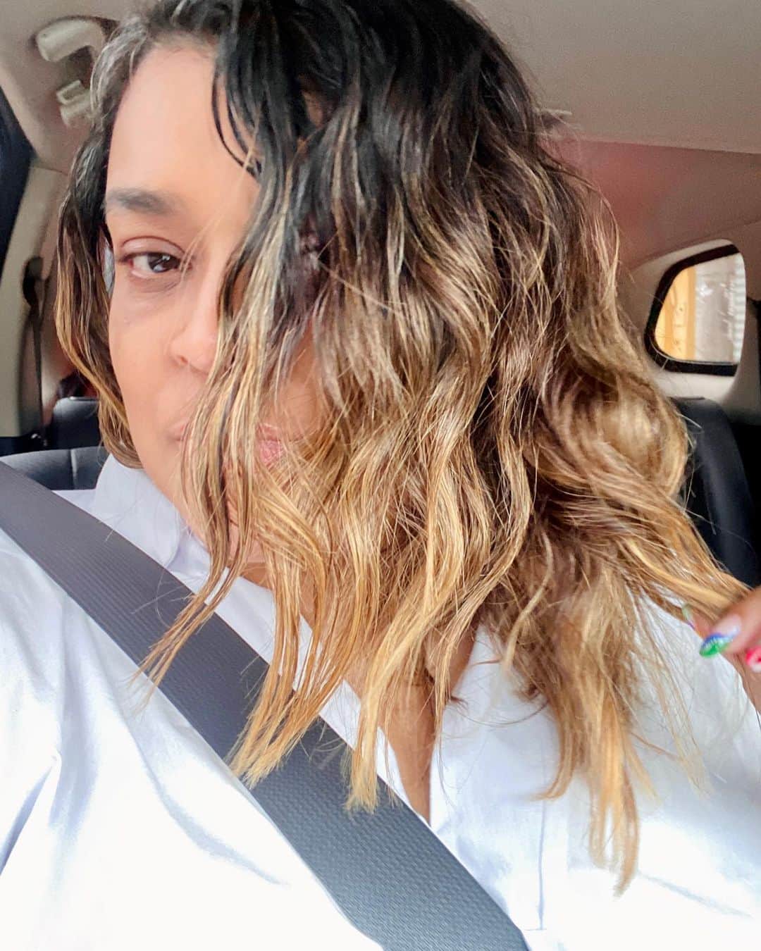 Preta Gilさんのインスタグラム写真 - (Preta GilInstagram)「Do nada um book de fotos no carro só pra mostrar minhas ondas no cabelo depois que usei @gebeauty da minha amiga @camilacoutinho estou apaixonada pela marca !!! #ondasdapreta #cabelodapreta」1月23日 4時19分 - pretagil