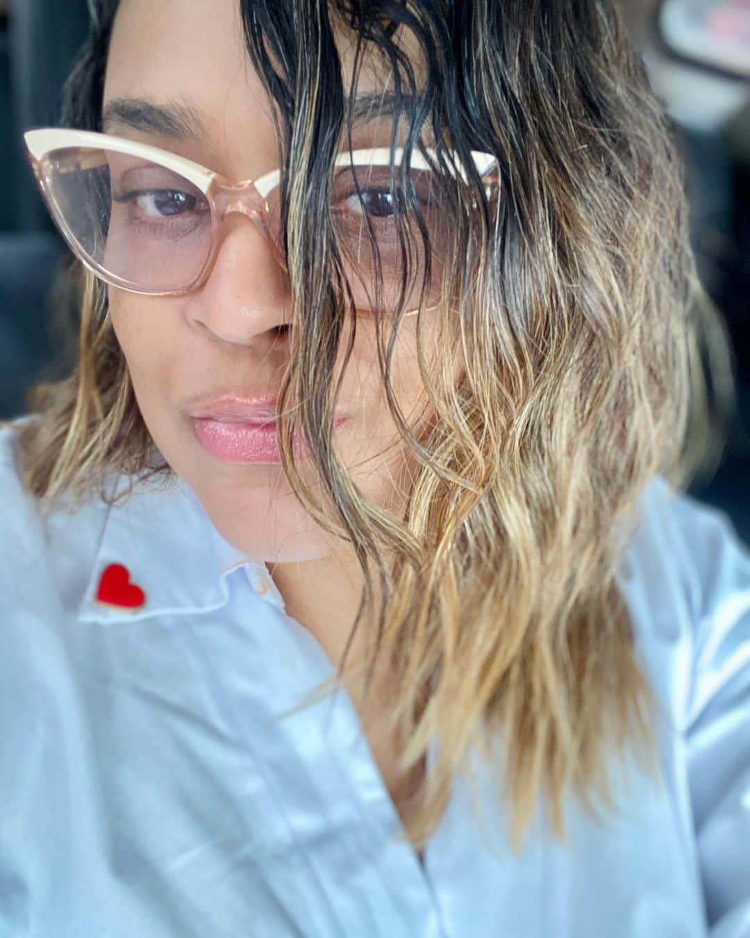 Preta Gilのインスタグラム：「Do nada um book de fotos no carro só pra mostrar minhas ondas no cabelo depois que usei @gebeauty da minha amiga @camilacoutinho estou apaixonada pela marca !!! #ondasdapreta #cabelodapreta」