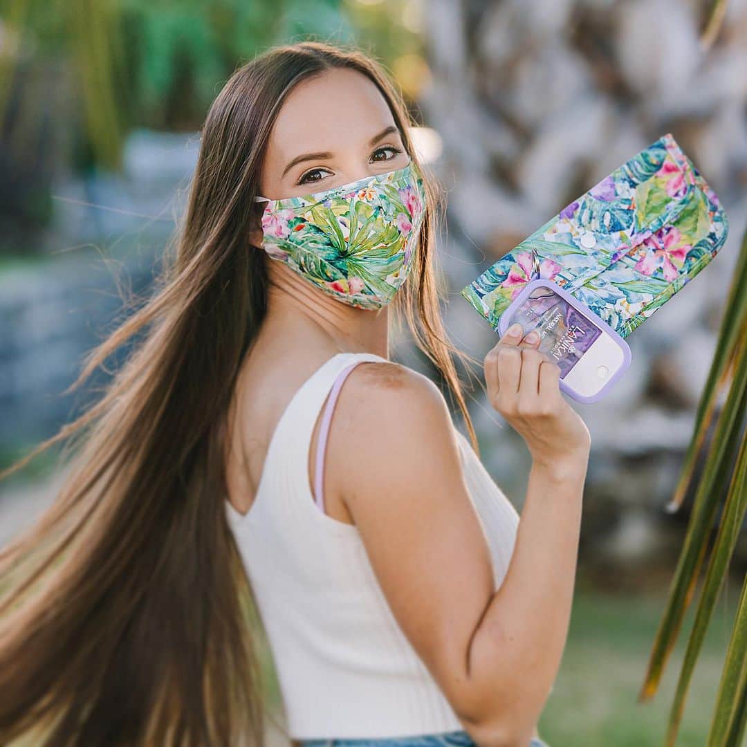 Lanikai Bath and Bodyさんのインスタグラム写真 - (Lanikai Bath and BodyInstagram)「Express yourself while protecting those around you & yourself -- island style!   Comfortable Cotton Mask & Clutch holder are now available in-store and will be online soon.  𝐹𝑒𝒶𝓉𝓊𝓇𝑒𝓈: Five exclusive designs Metal Nose insert for a better fit Reinforced Stitching Inner pocket for filter Adjustable ear straps  Happy Aloha Friday! 🤙  #mask #clutch #cotton natural #organic #nontoxic #selfcare #wellness #healthy #prevention  #handsanitizer #aloe #softskin #hawaii #mango #lavender #ocean #coconut #guava #plumeria #pikake #hibiscus #beach #unscented #watercolor #aloha #happyalohafriday #lanikai #honolulu #havealohawilltravel #lanikaibathandbody」1月23日 4時21分 - lanikaibathandbody