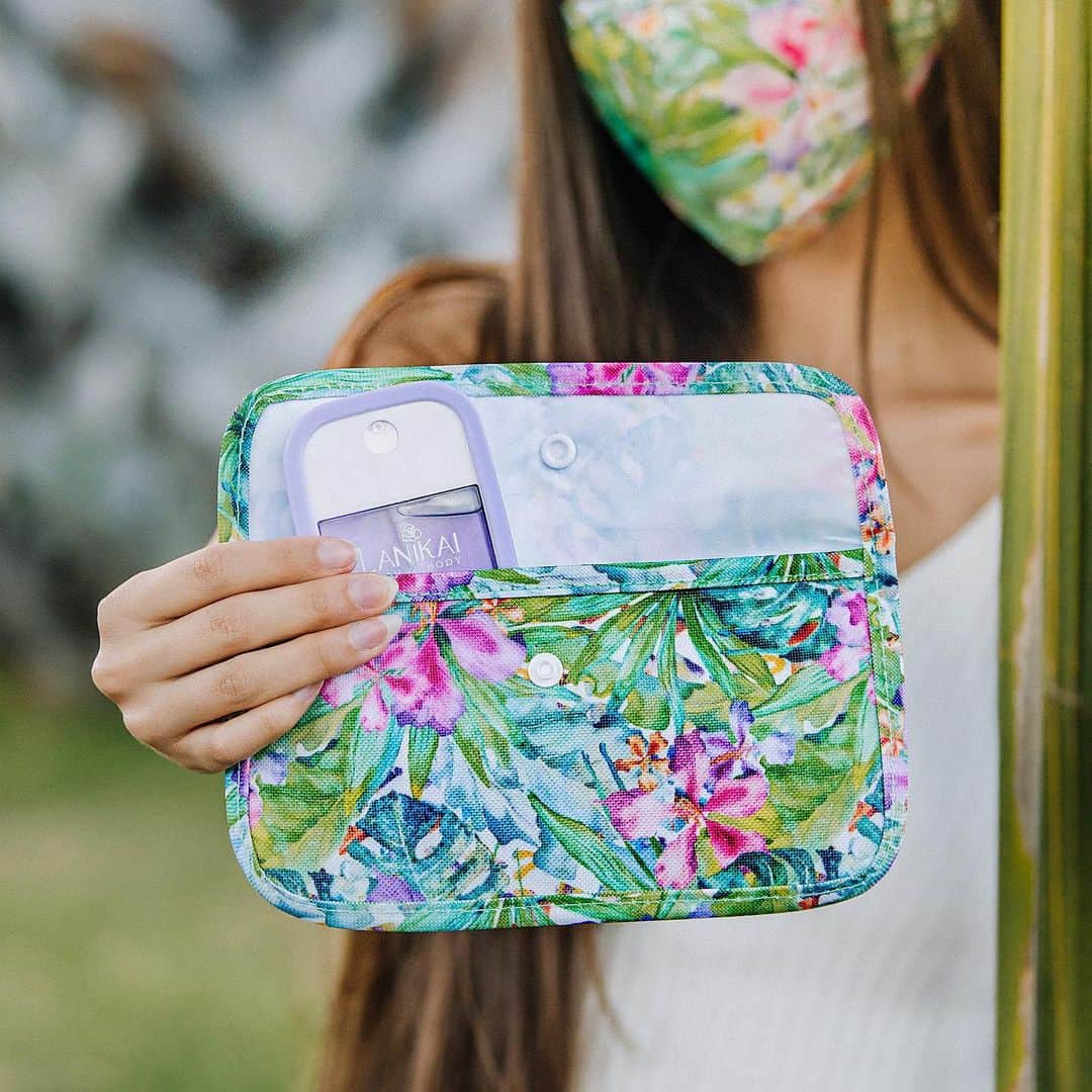Lanikai Bath and Bodyさんのインスタグラム写真 - (Lanikai Bath and BodyInstagram)「Express yourself while protecting those around you & yourself -- island style!   Comfortable Cotton Mask & Clutch holder are now available in-store and will be online soon.  𝐹𝑒𝒶𝓉𝓊𝓇𝑒𝓈: Five exclusive designs Metal Nose insert for a better fit Reinforced Stitching Inner pocket for filter Adjustable ear straps  Happy Aloha Friday! 🤙  #mask #clutch #cotton natural #organic #nontoxic #selfcare #wellness #healthy #prevention  #handsanitizer #aloe #softskin #hawaii #mango #lavender #ocean #coconut #guava #plumeria #pikake #hibiscus #beach #unscented #watercolor #aloha #happyalohafriday #lanikai #honolulu #havealohawilltravel #lanikaibathandbody」1月23日 4時21分 - lanikaibathandbody