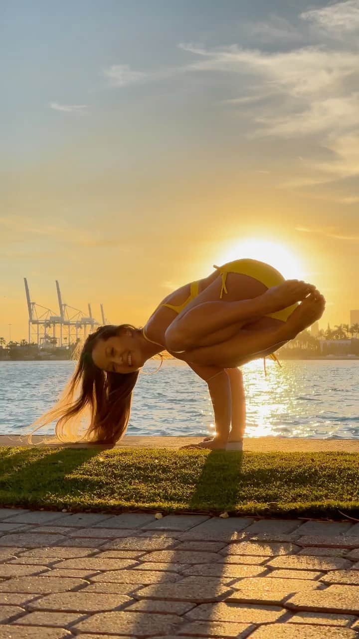 キノ・マクレガ―のインスタグラム：「You are magic. I am magic. We are magic together. Need I say more? _ Practice with me online @omstarsofficial  Sunday 1 pm Meditation  Wednesday 1 pm Yoga Drills  _ Ashtanga Beginners Series  Sunday’s 10 am @triyogauk  _ Primary Series @miamilifecenter  Jan. 22nd at 9 am. _ Small in-person Mysore classes with me @miamilifecenter in March. Registration is open. Sign up soon. Half the spots are taken already. _ Video @ifilmyoga  #30daysofcore Day 23 #parsvabakasana  #yoga #core #yogi #miamiyoga #kinoyoga #omstars #yogapractice #bestrong #ashtanga #miami  🙏💕」