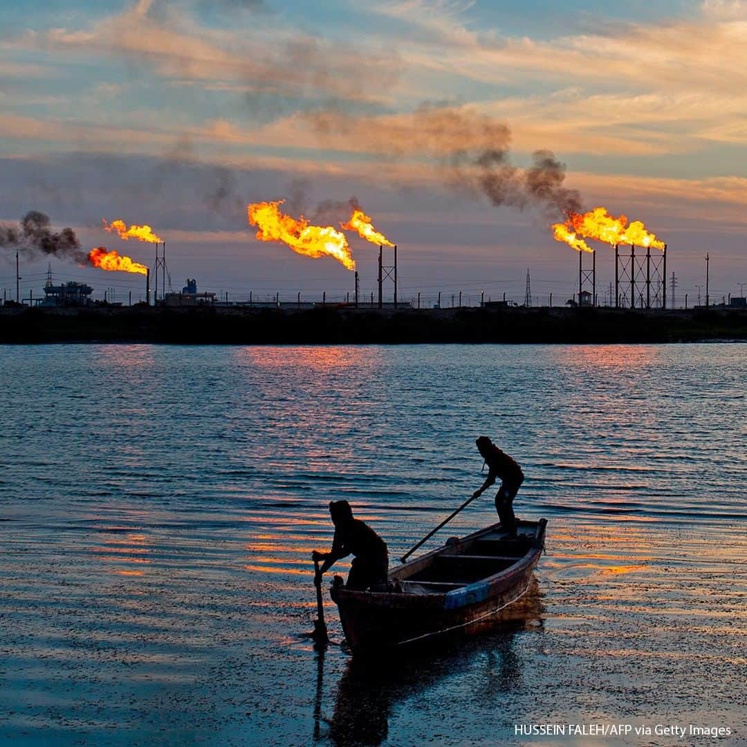ABC Newsさんのインスタグラム写真 - (ABC NewsInstagram)「Iraqi fishermen row their boat across flare stacks burning at the Nahr Bin Omar field, north of the southern Iraqi port of Basra. #iraq #fishing」1月22日 19時30分 - abcnews
