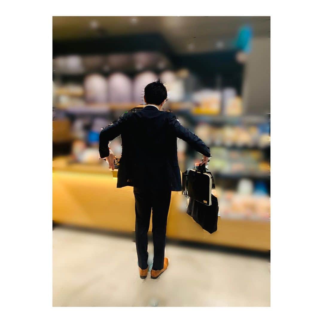 篠原光のインスタグラム：「. 今年のおもしろ荘優勝芸人 #ダイヤモンド さんの、 👩🏻🦓「ショート、トール、グランデ、ベンティ」 がマイブームでして。 (全身を使ったポーズで飲み物の大きさを教えてくれるネタ😂)  . 👨🏻「ベンティください(ポーズしながら」 店員さん「（笑）」 👩🏻‍🦰「幅足りなくない？こうだよ(ポーズしながら」 👨🏻「ポーズやりたくて頼んだけどやっぱり大きすぎたなー」  という一コマ。 オンエア後はテンションが高いですね🤔  #ZIP!では #先週の水曜日 #特集しました😌🦓  #やってる側は楽しいんですが #楽しさ伝われ…！ #(伝わらなそう #👩🏻‍🦰は #布団のようなダウンをまとった #徳島さんです」