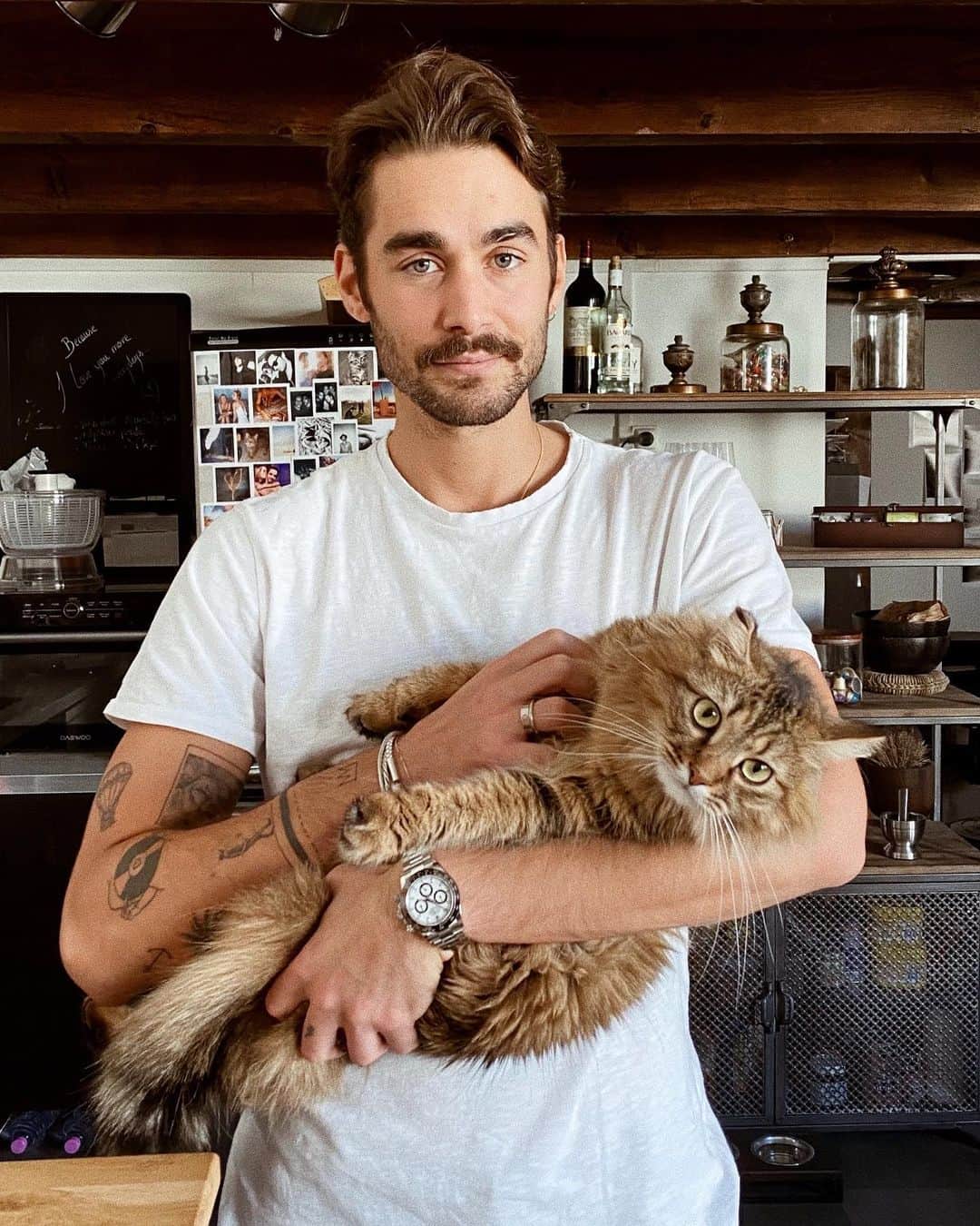 NICOLAS SIMOESのインスタグラム：「Meet my dear friend Pandor 😸」