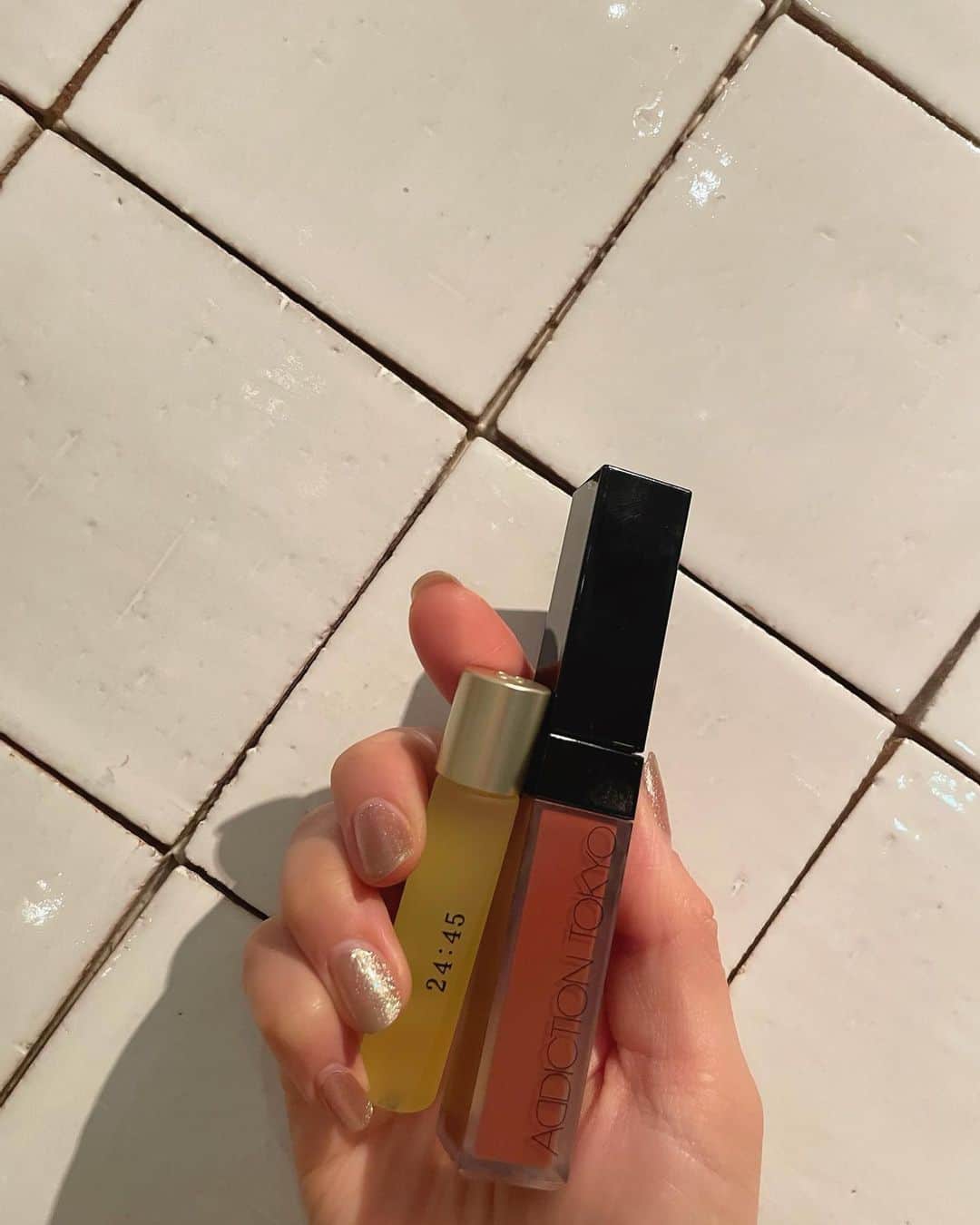 ステファニーのインスタグラム：「🤎💛 最近の必需品。 ネイルオイルとマットなリップ。 香りの良いオイルで指先まで綺麗にしてる。 そして全色集めたいくらいのリップ！ お気に入り♡。 塗った感じは、スライドしてねっ。」