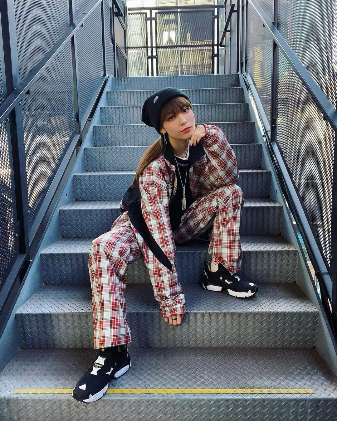 ジェニーのインスタグラム：「今日は撮影にX-girlとReebokの コラボ服セットアップ着てたとさ  中は今日手元に届いてる人が多いだろう FILAとコラボした新作と服を着合わせてるよ！  チェックのシャカシャカ 珍しくてかんわいいよね！ ジャケットの背中が特に可愛い！ しかもリバーシブルなんだよ！？ 反対側は黒だった。よき。  あ、ちなみに2枚目は ピザマンを召されてる ワンシーンでございます  #ootd #fashion #streetstyle  #ピザマン入れるつもりなかった #でも押しちゃったから諦めた #諦めも肝心 #ここでそれで発動 #このことわざ作った人 #絶対キレてる」