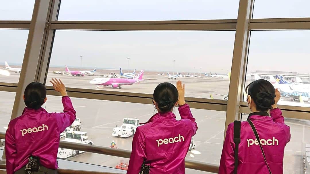 ピーチ・アビエーションのインスタグラム：「＼名古屋（中部）－沖縄（那覇）、石垣線に就航✈️／ 本日1月22日、名古屋（中部）－沖縄（那覇）、石垣線に就航しました。 名古屋（中部）と石垣を結ぶ路線は、LCCとして初です！ 中部国際空港では、お客様への感謝の気持ちを込めて地上スタッフがお見送りをさせていただきました。 . これで中部国際空港を発着するPeachの路線は、札幌（新千歳）線、仙台線に続き、合わせて4路線になりました！✨ . Peachは引き続き感染対策を徹底し、このような状況でも移動を必要とされる方々へ低運賃での移動手段を提供し、交通機関として地域や人々を結ぶかけ橋としての役割を果たしてまいります。 . #fly_peach #peachaviation #airplane #lcc #中部国際空港 #セントレア #就航」
