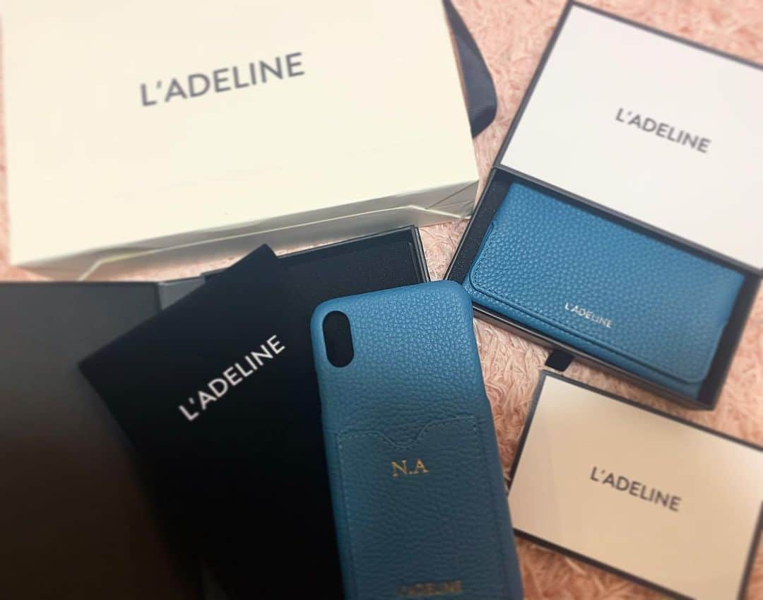 明石奈津子のインスタグラム：「@ladeline_official  の 新しいスマホケースゲットしました📱 水色で可愛いし自分で名前も入れれるから私はN.Aでイニシャルにした！  クーポンコード！「nattsu」2月28日まででこちらのコードを入力すると10%オフで買えちゃうみたいです💓  『あなたより美しいブランドはない』 がコンセプトで本革だから高級感もあって お手入れがんばります！ ティッシュケースもおしゃれ💙  #ladeline  #iPhoneXR」