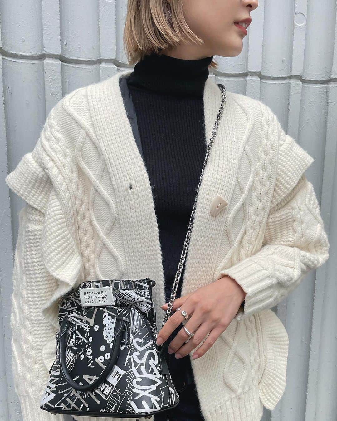 のインスタグラム：「. ✔️ootd . 雨やけどあったかいのうれしい🌿 . outer @birthdaybashshop  bag @maisonmargiela  . #ootd #outfit#5ac#aimo_code」