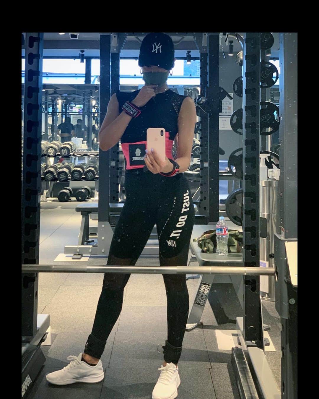 Meg（メグ）のインスタグラム：「🖤🖤 . 今日は久々パワーグリップ 使ってトレーニングしました💪🏽 . . Mizoトレで重くなくても効く 方法を学んでからすっかりお尻の デッドリフトやらなくなってたの で久々やると調子が掴みにくいw💦 . . やはり何事も継続してやり続け ないとダメですねwまた地道に 頑張りマッスルw😂 . . 今週末お天気崩れて雨みたいなので 皆様温かくしてお過ごし下さいね🙋🏽‍♀️ . . . #superbodycontest #overall #instafitness #workout #instafit #fitness #スーパーボディコンテスト #ジム #フィットネス #トレーニング #ボディメイク #パーソナルトレーニング #ビキニフィットネス #筋トレ女子 #筋トレ　#ダイエット #腹筋 #尻トレ #美尻 #美ボディ#フィットネスモデル #ダンサー #踊れる筋肉 #パワーグリップ」