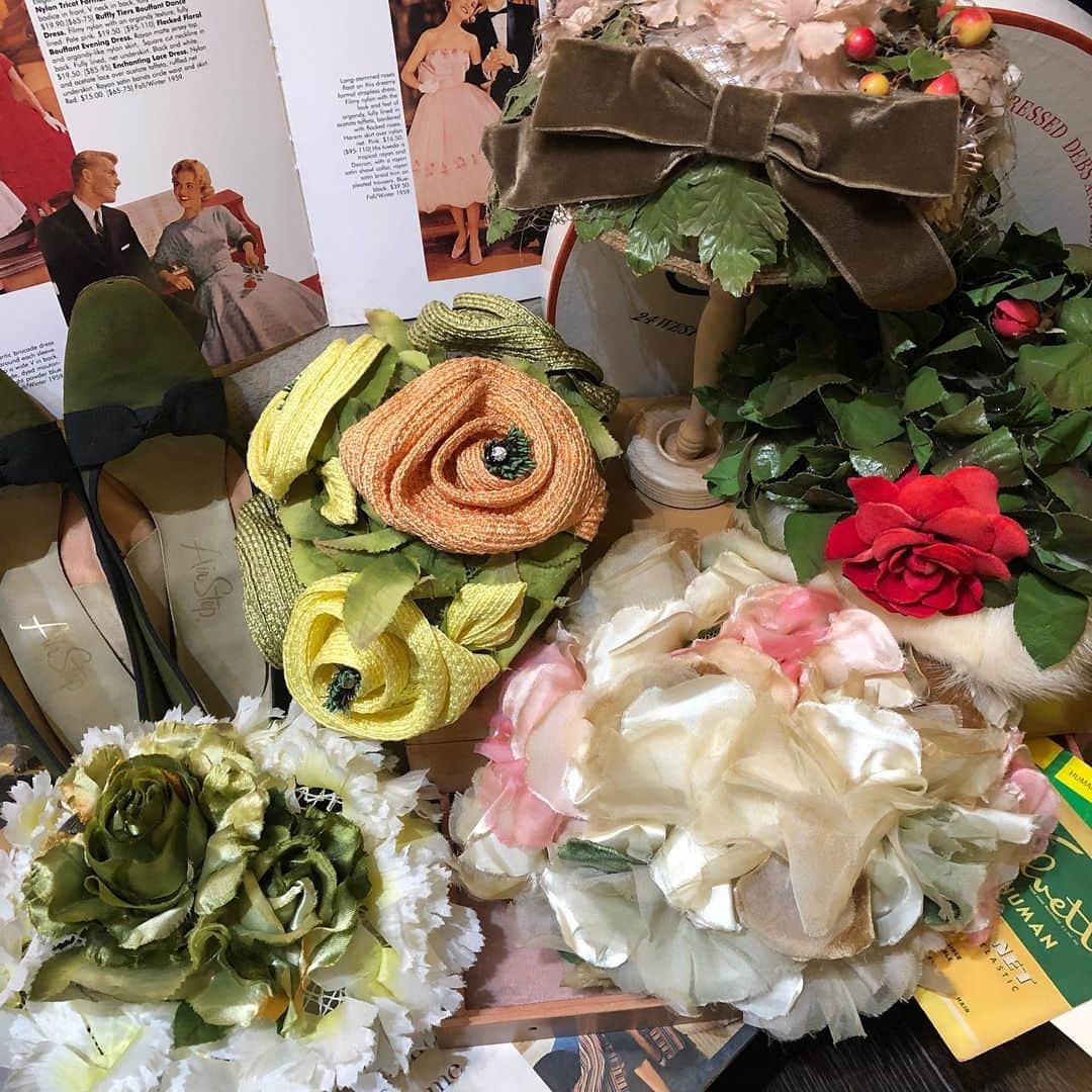 NUTTY Vintage&Collectibleのインスタグラム：「💐Formal Fair 2021💐  "hair arrenge with vintage headdress"  卒業式や入学式、お祝いごとのヘアメイクに ヴィンテージヘッドドレスを取り入れてみてはいかがでしょう＊  クラシカルにも現代的なヘアアレンジにも似合う、 ヴィンテージヘッドドレススタイルのご提案です。  @nutty_wedding にて それぞれのヘアアレンジの詳細をご覧いただけますので 是非ご覧下さいませ🌹  hair : @soheechun  style : @nutty_minami  item : @nutty_vintage」