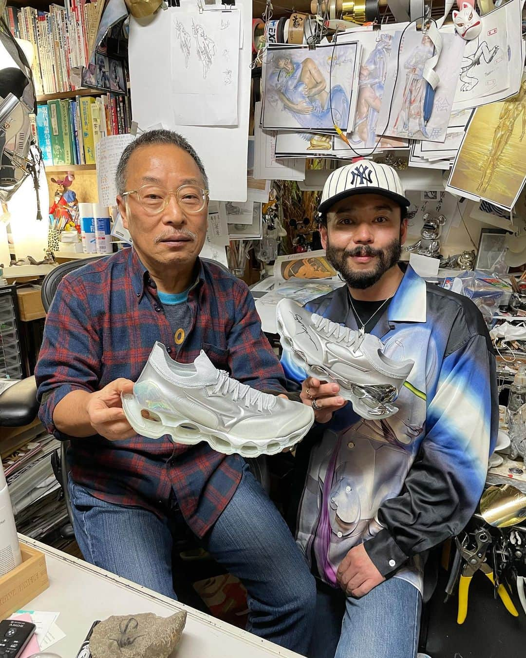 小木 "Poggy" 基史さんのインスタグラム写真 - (小木 "Poggy" 基史Instagram)「@hajimesorayamaofficial × @mizuno_sports_style WAVE PROPHECY SORAYAMA🏆 ………………………… 「空山基」がデザインする〈Mizuno〉のフラッグシップモデル「WAVE PROPHECY SORAYAMA」が「2G TOKYO」・「2G OSAKA」・「2G PARCO ONLINE STORE」にて1/30(土)より先行発売します。 「2G TOKYO」・「2G OSAKA」販売分に限り、空山基氏による直筆サイン入りポストカードが同封されます。 ㅤㅤㅤㅤㅤㅤㅤㅤㅤㅤㅤㅤㅤ 〈Mizuno〉「WAVE PROPHECY SORAYAMA」のご購入をご希望されるお客様を対象に以下の販売方法を設けさせていただきます。 ㅤㅤㅤㅤㅤㅤㅤㅤㅤㅤㅤㅤㅤ 【2G TOKYO(渋谷パルコ 2F)】 ⬛︎発売日: 1/30(土) ⬛︎販売方法: 入店抽選販売 ㅤㅤㅤㅤㅤㅤㅤㅤㅤㅤㅤㅤㅤ 〈Mizuno〉 「WAVE PROPHECY SORAYAMA (2G 限定 空山基 直筆サイン入りポストカード付き)」 Color: SILVER Size: 23.0,23.5,24.0,24.5,25.0,25.5,26.0,26.5,27.0,27.5,28.0,28.5,29.0cm ¥35,000+tax ㅤㅤㅤㅤㅤㅤㅤㅤㅤㅤㅤㅤㅤ 【抽選方法】 ①インスタグラムにて @proomtheworld をフォローしていただき、1/23(土)〜1/24(日)23時59分59秒にまで本アカウントへDMを送信してください。 その際、ご購入をご希望されるサイズを上記より1点お選びいただき、 DMへ記載してください。 (※非公開アカウントをご利用のお客様・ご購入ご希望のサイズが記載されていない場合・ご購入ご希望のサイズが複数点記載されている場合は抽選の対象外とさせていただきます) また、ご希望のご来店時間をお選びいただくことはできかねます。 ㅤㅤㅤㅤㅤㅤㅤㅤㅤㅤㅤㅤㅤ ③ご当選のお客様のみ、1/29(金)にインスタグラムのDMにてお知らせいたします。 ㅤㅤㅤㅤㅤㅤㅤㅤㅤㅤㅤㅤㅤ 【注意事項】 ※本抽選にご当選されたお客様への販売は店頭のみとさせていただきます。 ※店舗状況により入店時間が遅延する場合がございます。 ※販売方法は予定なく変更する場合がございます。 ㅤㅤㅤㅤㅤㅤㅤㅤㅤㅤㅤㅤㅤ ………………………… ㅤㅤㅤㅤㅤㅤㅤㅤㅤㅤㅤㅤㅤ 【2G PARCO ONLINE STORE】 ⬛︎発売日時: 1/30(土)11:00 ⬛︎販売方法: 通常販売 ㅤㅤㅤㅤㅤㅤㅤㅤㅤㅤㅤㅤㅤ 〈Mizuno〉 WAVE PROPHECY SORAYAMA Color: SILVER Size: 24.5,25.0,25.5,26.0,26.5,27.0,27.5,28.0,28.5,29.0cm cm ¥35,000+tax ※空山基 直筆サイン入りポストカードは同封されておりません。 ㅤㅤㅤㅤㅤㅤㅤㅤㅤㅤㅤㅤㅤ ………………………… ㅤㅤㅤㅤㅤㅤㅤㅤㅤㅤㅤㅤㅤ 【2G OSAKA(心斎橋パルコ 2F)】 ⬛︎発売日: 1/30(土) ⬛︎販売方法: 2G OSAKA (心斎橋パルコ 2F)へお問い合わせください。 お問い合せ先／2G OSAKA TEL.06-4256-3997 (営業時間 10:00-20:00） ㅤㅤㅤㅤㅤㅤㅤㅤㅤㅤㅤㅤㅤ 〈Mizuno〉 「WAVE PROPHECY SORAYAMA (2G 限定 空山基 直筆サイン入りポストカード付き)」 Color: SILVER Size: 27.0,27.5,28.0,28.5cm ¥35,000+tax ㅤㅤㅤㅤㅤㅤㅤㅤㅤㅤㅤㅤㅤ ………………………… ㅤㅤㅤㅤㅤㅤㅤㅤㅤㅤㅤㅤㅤ なお、〈Mizuno〉「WAVE PROPHECY SORAYAMA」以外の商品をご覧になるお客様に関しましては通常通りご入店いただけます。 ㅤㅤㅤㅤㅤㅤㅤㅤㅤㅤㅤㅤㅤ 予めご了承ください。 ㅤㅤㅤㅤㅤㅤㅤㅤㅤㅤㅤㅤㅤ #mizuno #sorayama #2gtokyo  #proomtheworld #shibuyaparco」1月22日 19時40分 - poggytheman