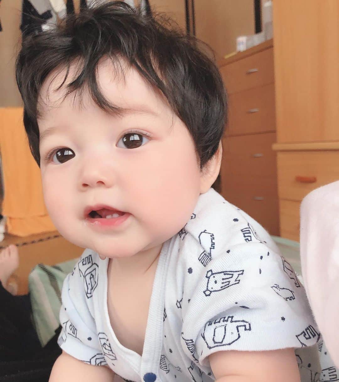 みやこLv.18のインスタグラム：「・キラッキラ。 後ろの障子が薫の目に映っていい感じに☃️ ・ 薫がいま遅めの夕寝をしているので、久しぶりに家でゆっくりご飯食べれた😂👏🏻 いつも腕ガンガン引っ張られるから大変🙃 ・ 明日はまた違う病院に薫を連れて行ってみます🙂 下痢とお尻のかぶれが治らないから😇💧 可哀想😢 ・ #男の子ベビー　#男の子ママ　#令和2年ベビー　#ベビーモデル　#オムツモデル #親バカ部　#ママさんと繋がりたい　#赤ちゃんのいる生活　#ベビスタグラム　#6ヶ月ベビー　#育児記録　#コドモノ　#ベビフル　#ままのて　#ママリ　#赤ちゃんモデル　#サロンモデル  #ママモデル　#お洒落さんと繋がりたい　#いいね返し」