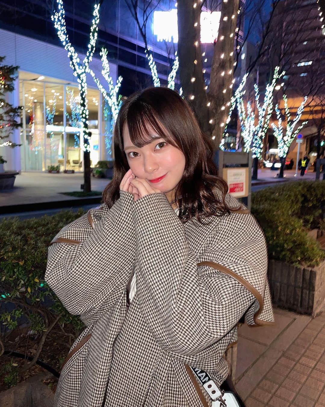 山田寿々のインスタグラム：「﻿ 綺麗だった！🌙❤️﻿ ﻿ このヘザーのコートお気に入りです(o^^o)﻿ ﻿ （写真撮る時だけマスク外してます！）﻿ ﻿ 　 #heather #あいねねケープコート #あいねねコラボ #ケープコート #イルミネーション」