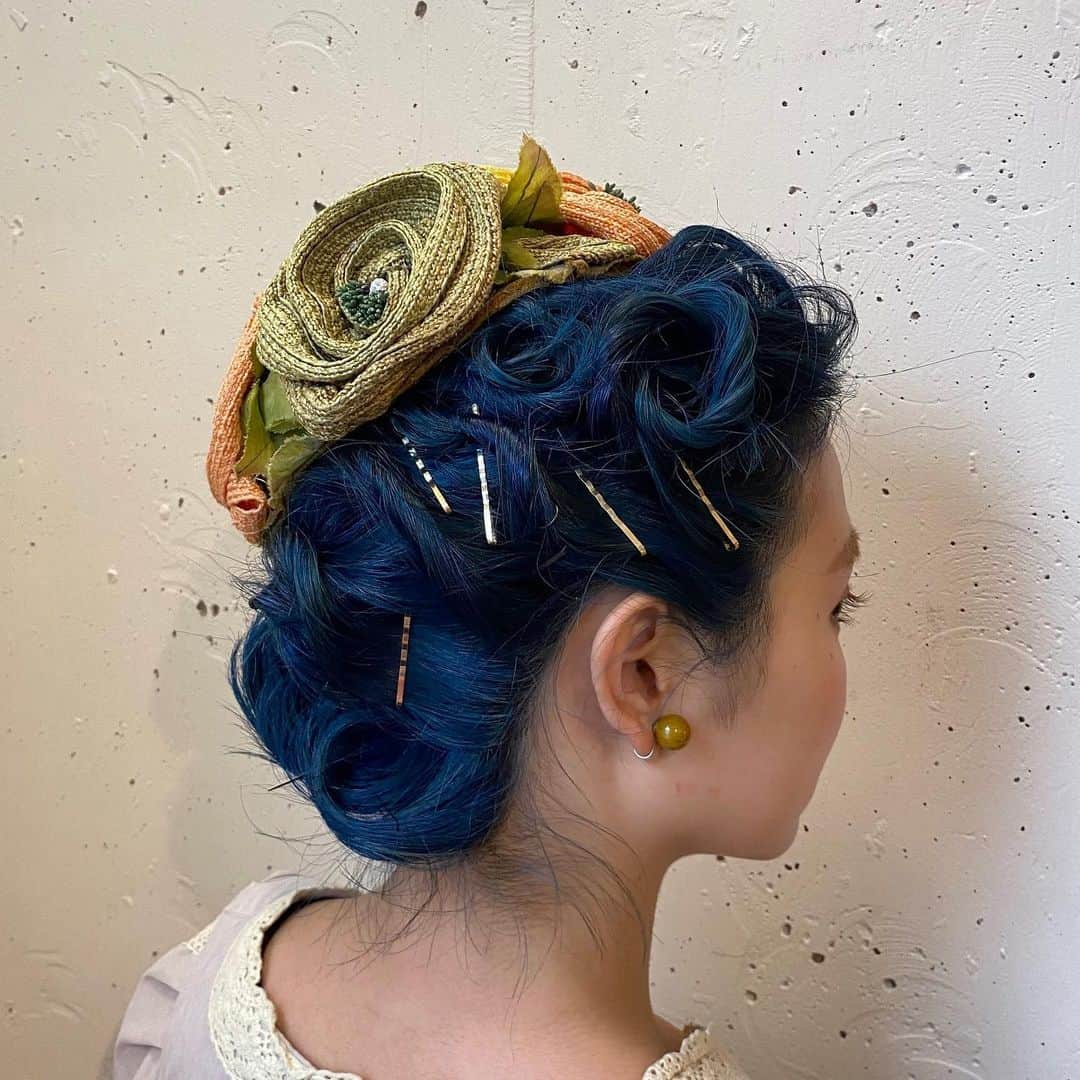 NUTTY Vintage&Collectibleのインスタグラム：「💐Formal Fair 2021💐  "hair arrenge with vintage headdress"  卒業式や入学式、お祝いごとのヘアメイクに ヴィンテージヘッドドレスを取り入れてみてはいかがでしょう＊  クラシカルにも現代的なヘアアレンジにも似合う、 ヴィンテージヘッドドレススタイルのご提案です。  @nutty_wedding にて それぞれのヘアアレンジの詳細をご覧いただけますので 是非ご覧下さいませ🌹  hair : @soheechun  style : @nutty_minami  item : @nutty_vintage」