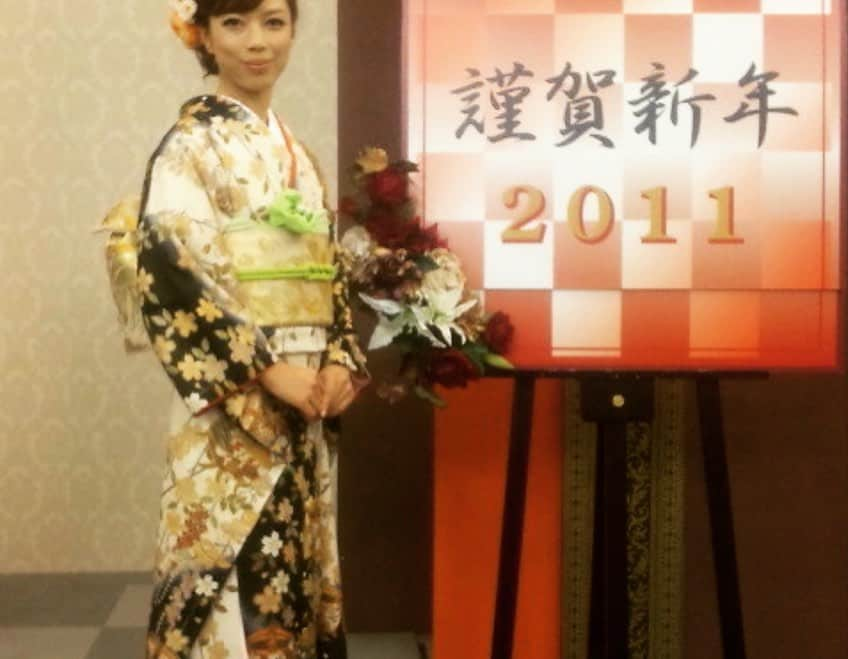 小柳津真由美さんのインスタグラム写真 - (小柳津真由美Instagram)「遡りシリーズ 2011年元旦 黒地の振袖でも柄の感じや合わせる色で全然違う雰囲気ですねー  #きものでお正月2021  #遡りシリーズ #プレイバック #黒地に金色の振袖 #豪華な感じ #小柳津真由美」1月22日 19時57分 - mayumioyaizu